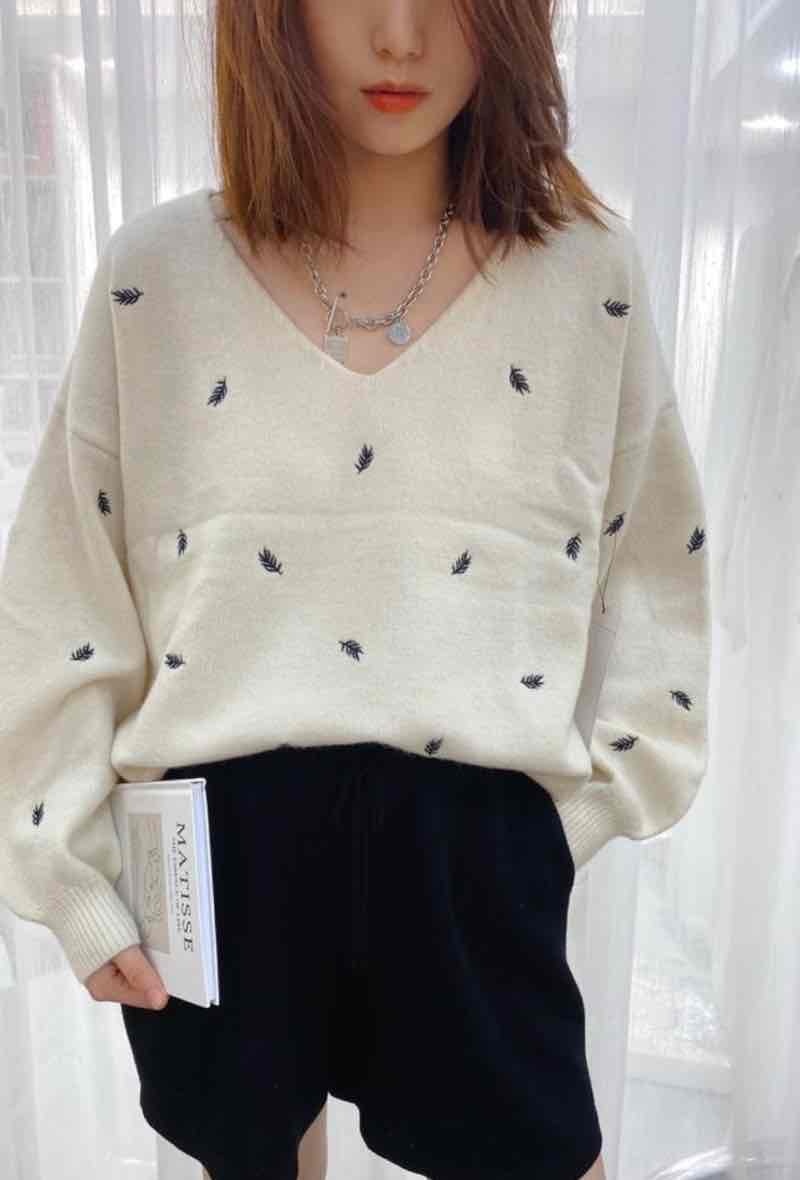 Grossiste Graciela Paris - Pull col V. parsemé de feuilles brodées