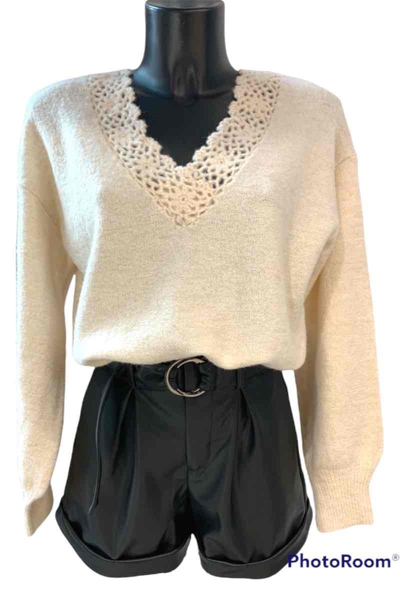 Grossiste Graciela Paris - Pull maille douce. col V travaillé en crochet floral