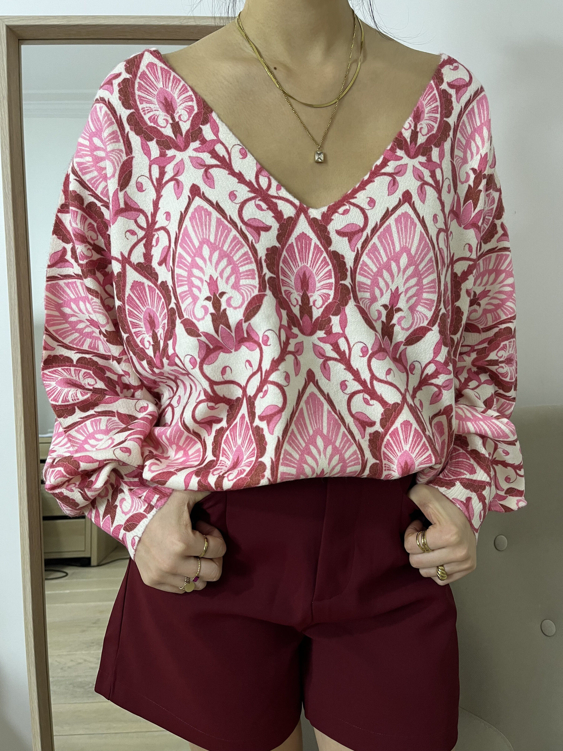 Wholesaler Graciela Paris - Floral graphic print V-neck sweater