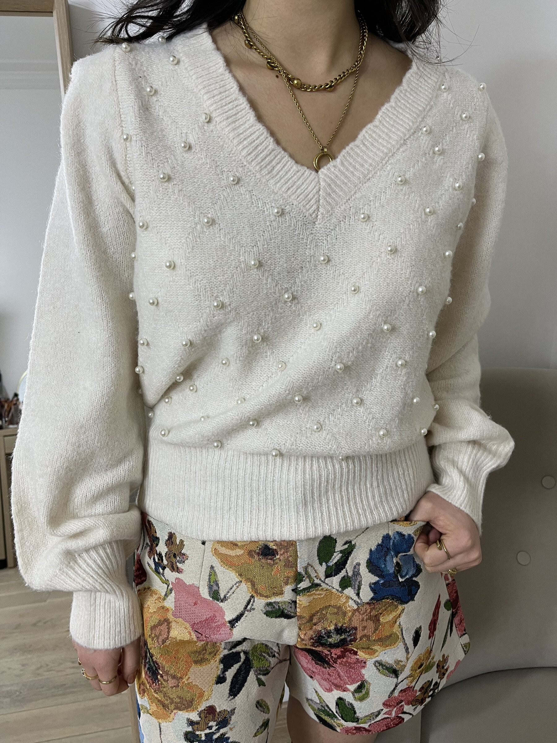 Wholesaler Graciela Paris - V-neck sweater decorated with pearls