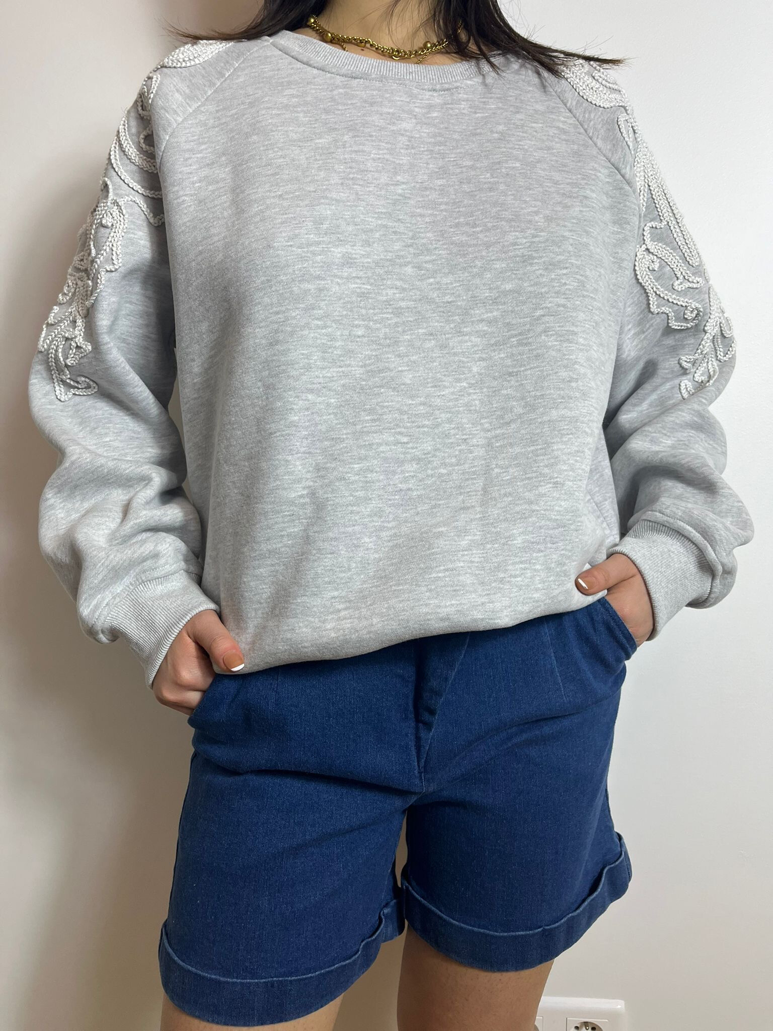 Wholesaler Graciela Paris - Sweatshirt with embroidery on the top in sleeves