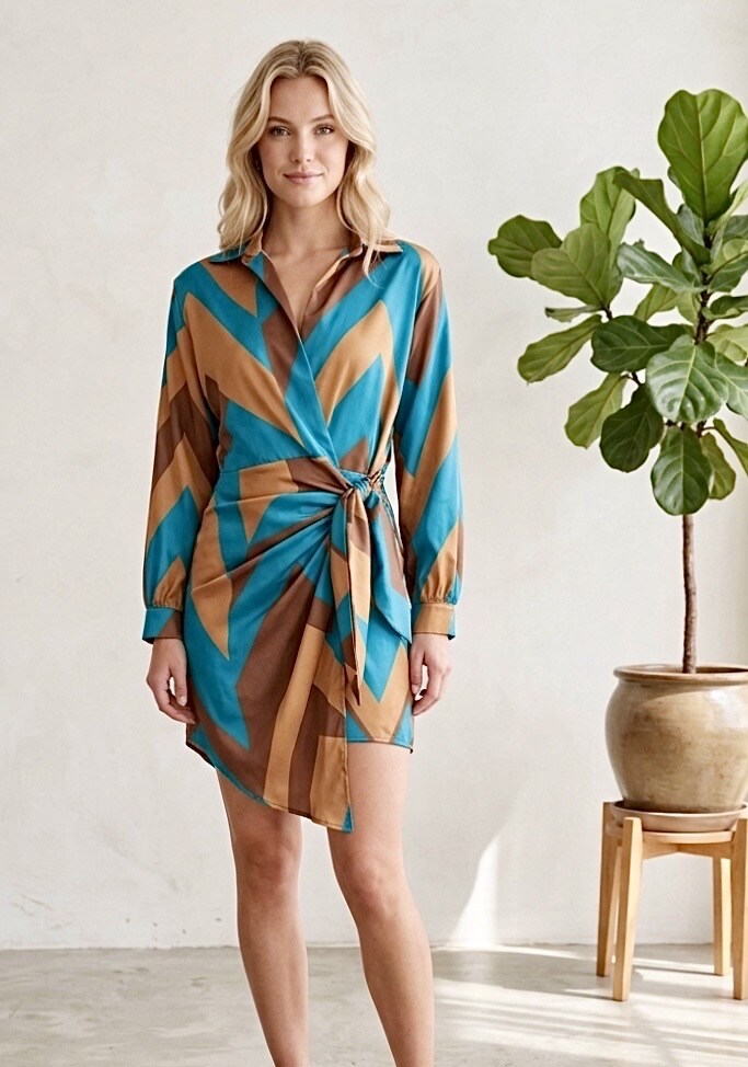 Mayorista Graciela Paris - Vestido corto de raso estampado, asimétrico para anudar