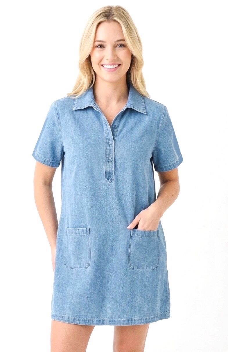 Mayorista Graciela Paris - Vestido camisero corto con vaqueros de algodón desteñido y cuello victoriano.