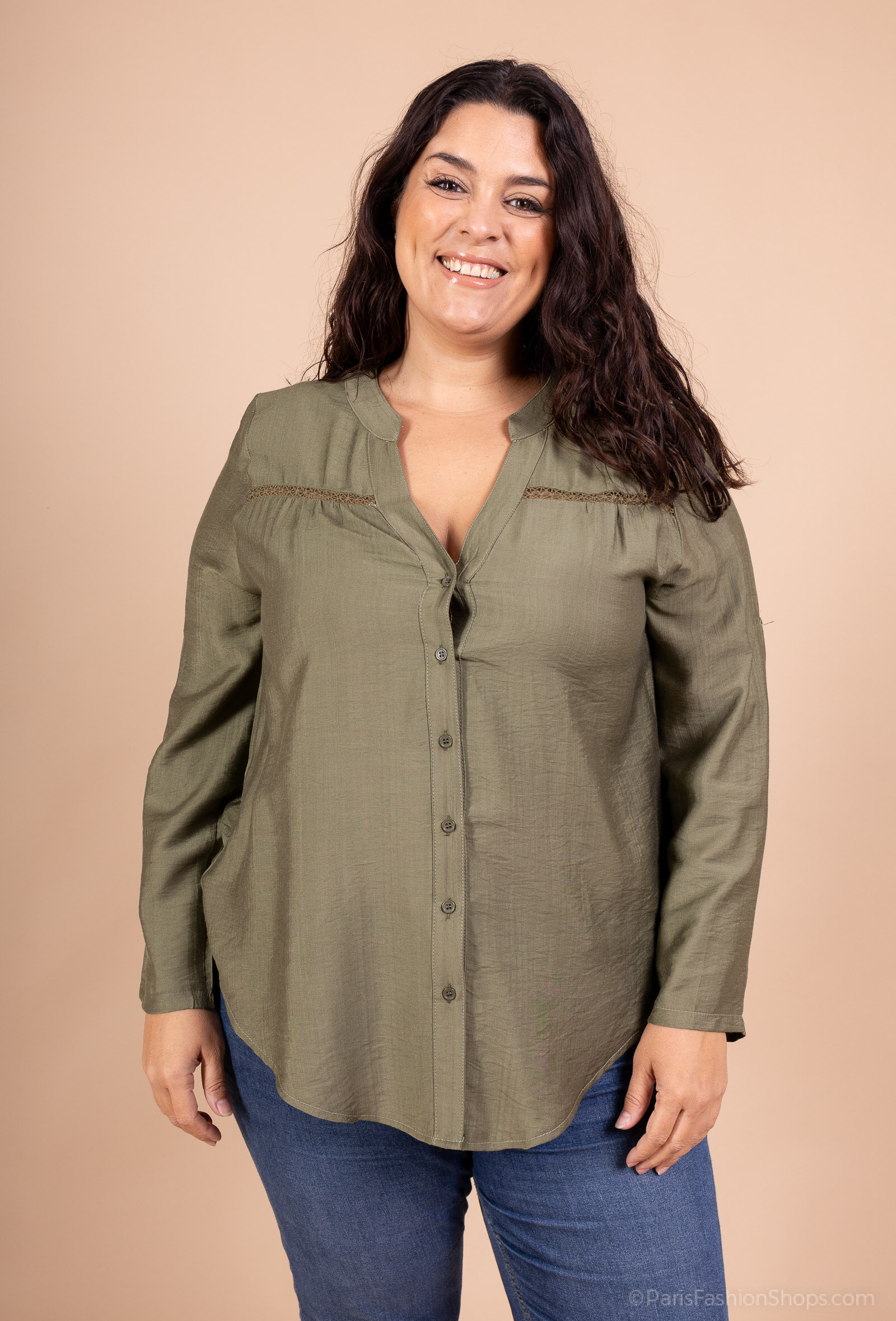 Chemisier Grande taille élégant avec détails en dentelle – NH-3

Apportez une touche de raffinement et de couleur à votre garde-robe avec ce superbe chemisier signé NH-3.
Son tissu fluide et léger offre un confort optimal tout au long de la journée, tandis que ses manches longues évasées apportent une allure chic et féminine.

Le détail en dentelle ajourée sur les épaules sublime le modèle, pour une note de sophistication discrète mais élégante. Fermé par une patte de boutonnage discrète, ce chemisier se porte aussi bien au bureau qu’en soirée.

✨ Détails du produit :
	•	Matière : tissu fluide et respirant
	•	Coupe : ample et confortable
	•	Manches longues évasées
	•	Épaules ornées de dentelle ajourée
	•	Fermeture boutonnée devant
	•	Marque : NH-3
👉 Idéal à associer avec un pantalon habillé ou un jean pour un look à la fois élégant et moderne.