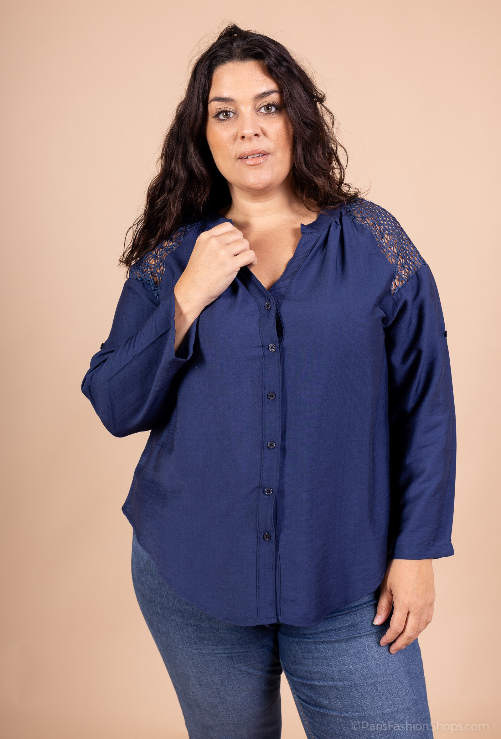 Chemisier Grande taille élégant avec détails en dentelle – NH-3

Apportez une touche de raffinement et de couleur à votre garde-robe avec ce superbe chemisier signé NH-3.
Son tissu fluide et léger offre un confort optimal tout au long de la journée, tandis que ses manches longues évasées apportent une allure chic et féminine.

Le détail en dentelle ajourée sur les épaules sublime le modèle, pour une note de sophistication discrète mais élégante. Fermé par une patte de boutonnage discrète, ce chemisier se porte aussi bien au bureau qu’en soirée.

✨ Détails du produit :
	•	Matière : tissu fluide et respirant
	•	Coupe : ample et confortable
	•	Manches longues évasées
	•	Épaules ornées de dentelle ajourée
	•	Fermeture boutonnée devant
	•	Marque : NH-3
👉 Idéal à associer avec un pantalon habillé ou un jean pour un look à la fois élégant et moderne.