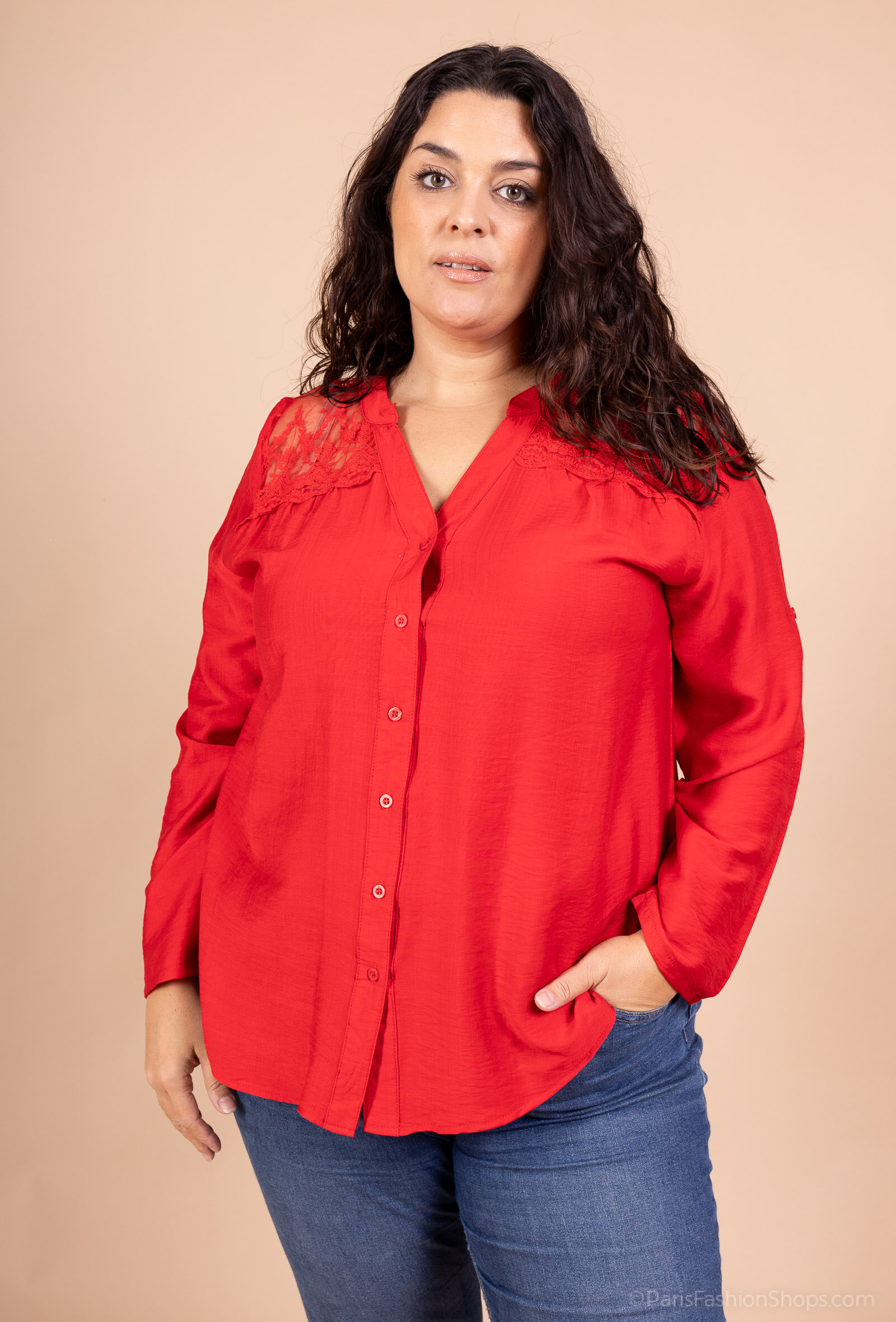 Chemisier Grande Taille élégant avec détails en dentelle – NH-3

Apportez une touche de raffinement et de couleur à votre garde-robe avec ce superbe chemisier signé NH-3.
Son tissu fluide et léger offre un confort optimal tout au long de la journée, tandis que ses manches longues évasées apportent une allure chic et féminine.

Le détail en dentelle ajourée sur les épaules sublime le modèle, pour une note de sophistication discrète mais élégante. Fermé par une patte de boutonnage discrète, ce chemisier se porte aussi bien au bureau qu’en soirée.

✨ Détails du produit :
	•	Matière : tissu fluide et respirant
	•	Coupe : ample et confortable
	•	Manches longues évasées
	•	Épaules ornées de dentelle ajourée
	•	Fermeture boutonnée devant
	•	Marque : NH-3

👉 Idéal à associer avec un pantalon habillé ou un jean pour un look à la fois élégant et moderne.