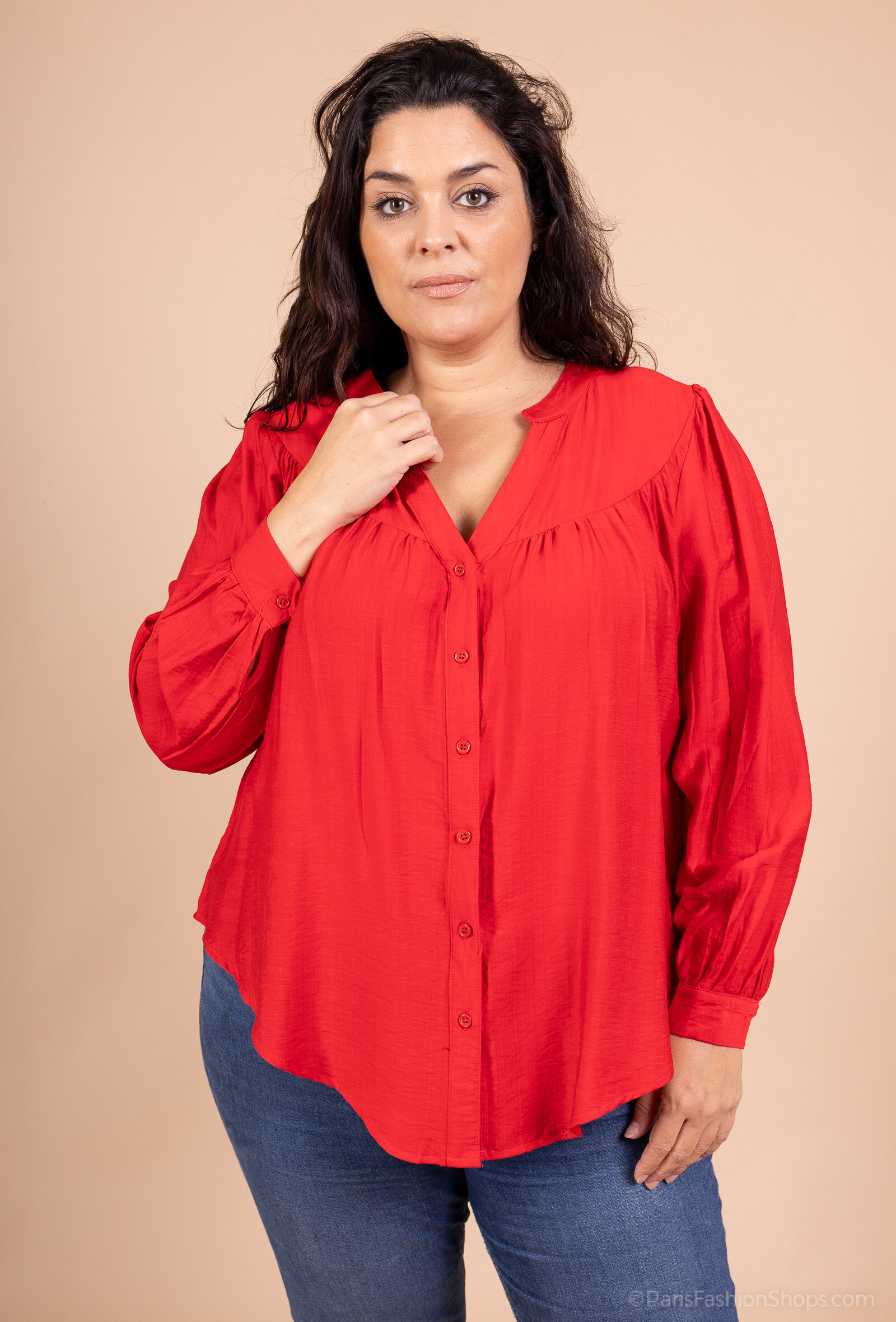 Chemise fluide grande taille – Élégance & confort au quotidien

Affirmez votre style avec cette superbe chemise fluide grande taille à la coupe flatteuse et au tombé léger. Conçue spécialement pour sublimer toutes les morphologies, elle allie confort, féminité et modernité.

👚 Coupe ample et fluide : Son tombé droit et fluide assure un maximum de confort tout en mettant en valeur votre silhouette sans la marquer. Elle convient parfaitement aux morphologies généreuses en offrant une liberté de mouvement optimale.

👗 Détails soignés :
 • Encolure en V flatteuse
 • Fronces délicates au niveau des épaules pour une touche féminine
 • Fermeture à boutons ton sur ton
 • Manches longues avec poignets boutonnés

🌿 Matière légère et respirante : Fabriquée dans un tissu doux et fluide, cette chemise est agréable à porter tout au long de la journée.

🖤 Polyvalente : Portez-la avec un jean slim ou un pantalon habillé pour un look chic ou décontracté selon l’occasion. Elle se glisse aussi facilement dans une jupe taille haute pour un effet structuré.

⸻

🔸 GRANDE TAILLE PACK 4 PCS 46/48/50/52
🔸 la coupe est pensée pour s’adapter harmonieusement aux courbes.