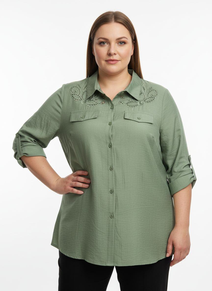 Chemise – Pack de 4 pièces (Tailles 46 à 52)
Style affirmé, confort absolu.
Cette chemise est conçue pour répondre aux attentes des clients grande taille en quête de vêtements pratiques, modernes et bien coupés. Proposée en pack de 4 pièces, elle permet aux revendeurs de maximiser leur offre tout en maîtrisant leurs coûts.
* Matière: respirante et résistante, idéale pour un usage quotidien.
* Coupe confortable et structurée : adaptée aux morphologies généreuses, elle assure une aisance parfaite sans sacrifier le style.
* Design fonctionnel : col classique, deux poches poitrine à rabat, fermeture boutonnée intégrale avec motif brodé.
* Look casual ou professionnel.
* Pack multi-tailles : 4 pièces incluses – tailles 46, 48, 50 et 52 – pour couvrir une large clientèle.
