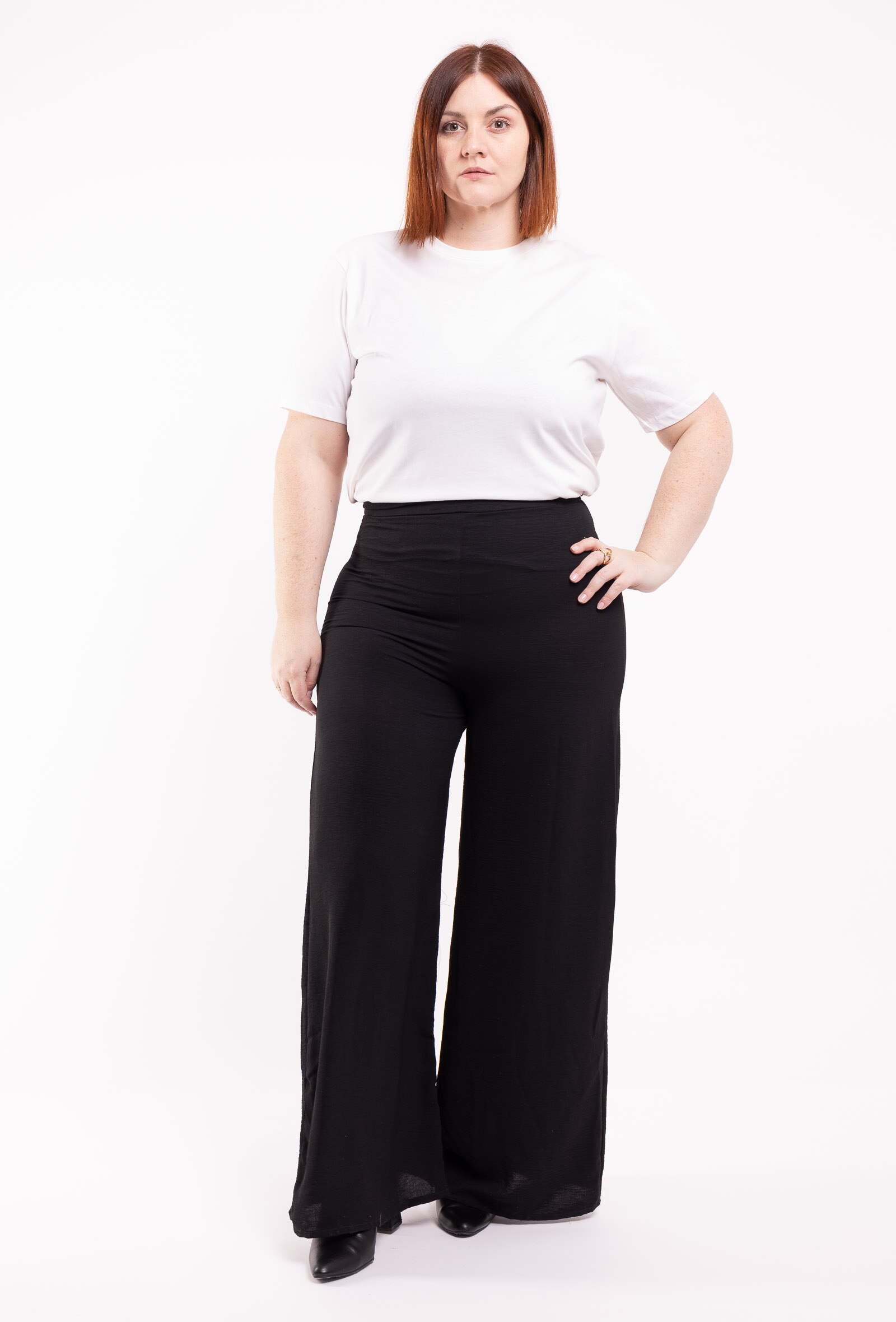 Pantalon velours côtelé, coupe grande taille, parfait pour l'automne. Confort avec 70% coton, 27% polyester, 3% élasthanne. Fabriqué en Chine. Taille haute