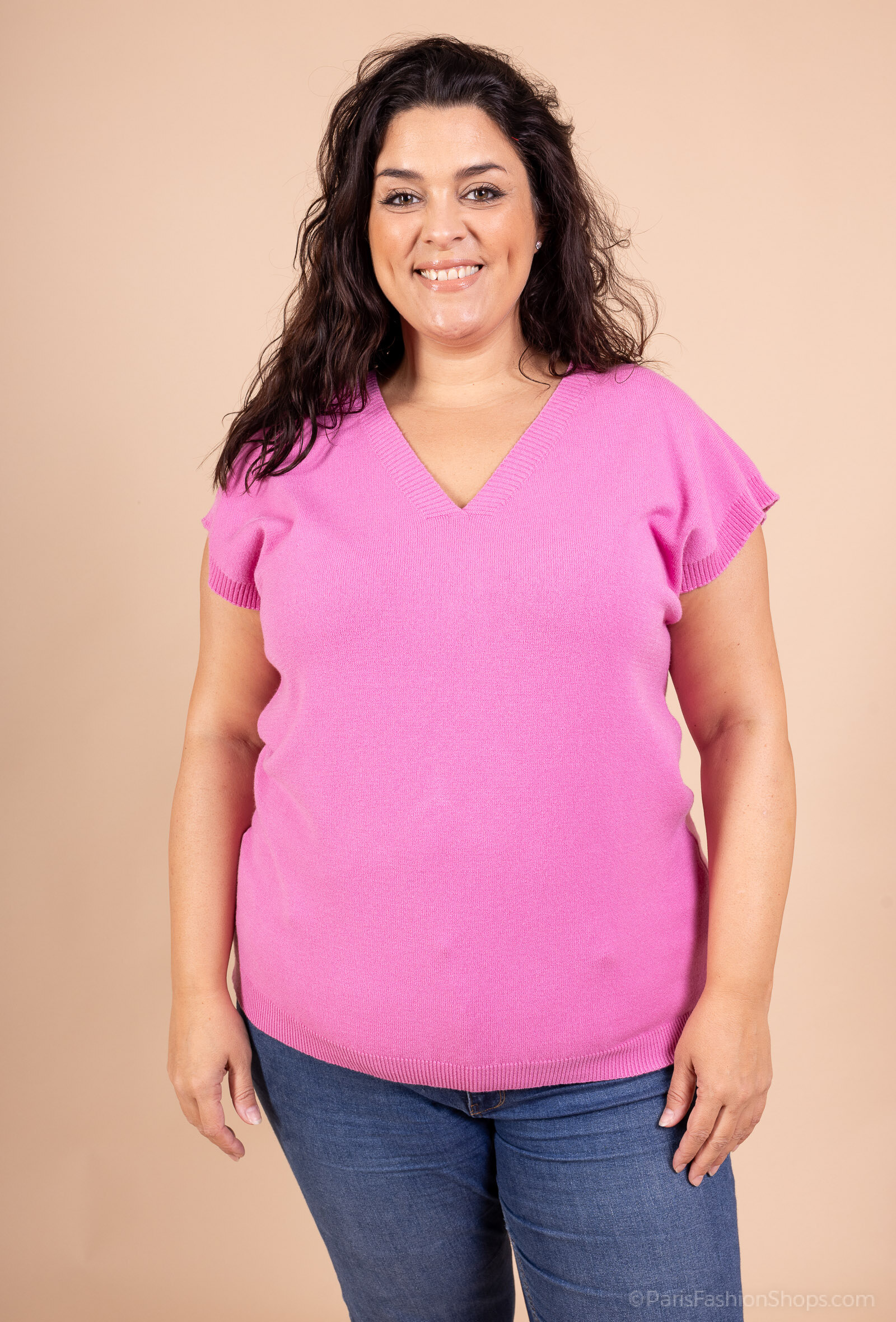 Pull sans manches col V – Grande taille 46/54

Laissez-vous séduire par ce pull sans manches col V au design moderne, spécialement conçu pour s’adapter aux silhouettes généreuses. Sa coupe ample et sa taille unique allant du 46 au 54 en font une pièce confortable, tendance et facile à porter au quotidien.

🧶 Matière douce et agréable : Ce pull est tricoté dans une maille souple qui offre une belle tenue, un confort optimal et une grande liberté de mouvement.

👚 Détails pensés pour les grandes tailles :
	•	Taille unique 46/54 : conçue pour épouser sans mouler, et s’adapter harmonieusement à toutes les morphologies
	•	Longueur 80 cm : idéale pour couvrir les hanches et créer une silhouette allongée
	•	Col V structuré : flatte le décolleté et permet de superposer facilement avec une chemise ou un top

👖 Polyvalent et chic : Associez-le à un pantalon ajusté ou une jupe droite pour un look casual chic, ou portez-le par-dessus une chemise blanche pour un effet élégant et moderne.

⸻

🔸 Taille unique : convient du 46 au 54
🔸 Longueur : 80 cm
🔸 Maille douce, extensible et agréable à porter


⸻

💬 On aime : Son col V féminin et sa coupe flatteuse qui convient à toutes les occasions – du bureau au week-end.