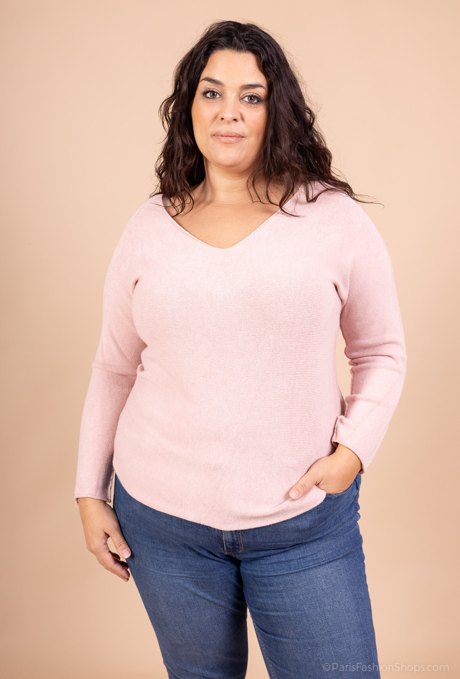 Pull Oversize Femme – Élégance Décontractée et Confort Absolu
TAILLE UNIQUE GRANDE TAILLE 46/54
Ce pull grande taille est un incontournable pour celles qui recherchent à la fois le style et le confort. Confectionné dans une maille douce et fluide, il offre une coupe ample et décontractée qui s’adapte parfaitement à toutes les morphologies. Son col en V flatteur allonge la silhouette et ajoute une touche féminine subtile.
Longueur 80 cm
Avec ses manches longues légèrement chauve-souris et sa texture légère, il est idéal pour la mi-saison ou en superposition pendant les journées plus fraîches. 
Les + produit :
✔ Coupe oversize ultra-confortable
✔ Col V élégant qui affine le port de tête
✔ Maille légère et douce, agréable à porter
✔ S’adapte à toutes les silhouettes sans marquer
✔ Parfait pour un look chic et naturel au quotidien