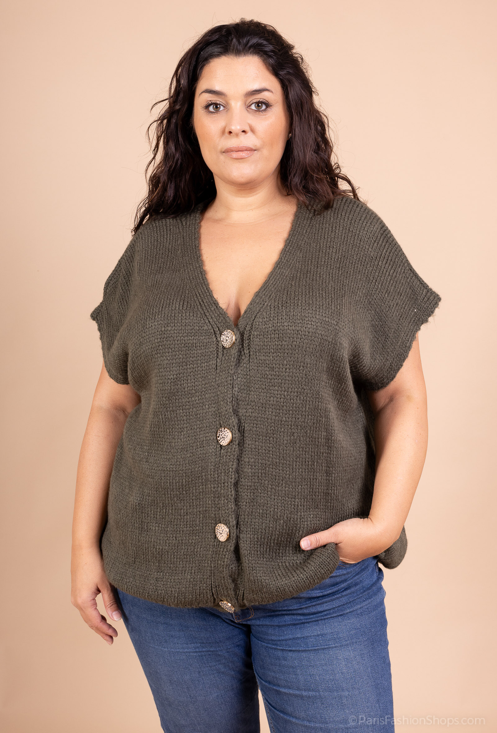 Gilet Sans Manches Oversize Femme – Chic Décontracté (Taille Unique 46/54)

Craquez pour ce gilet sans manches grande taille, à la fois tendance et ultra-pratique. Sa coupe ample assure un tombé fluide qui met en valeur toutes les silhouettes sans marquer les formes. Le col en V profond apporte une touche féminine élégante, parfait pour superposer sur un t-shirt, une chemise ou un pull léger.

Confectionné dans une maille douce et souple, il est idéal pour la mi-saison et les superpositions d’automne. Ses jolis boutons métalliques effet vieilli ajoutent du charme et du caractère à cette pièce intemporelle.

Taille Unique : convient du 46 au 54 – Sa coupe généreuse s’adapte confortablement à toutes les morphologies.
LONGUEUR 72 CM
Les + produit :
✔ Coupe large et confortable, idéale grandes tailles
✔ Col en V élégant, parfait pour jouer les superpositions
✔ Maille douce, agréable à porter toute la journée
✔ Boutons décoratifs au style rétro chic
✔ Taille Unique 46/54 — adaptée aux silhouettes voluptueuses