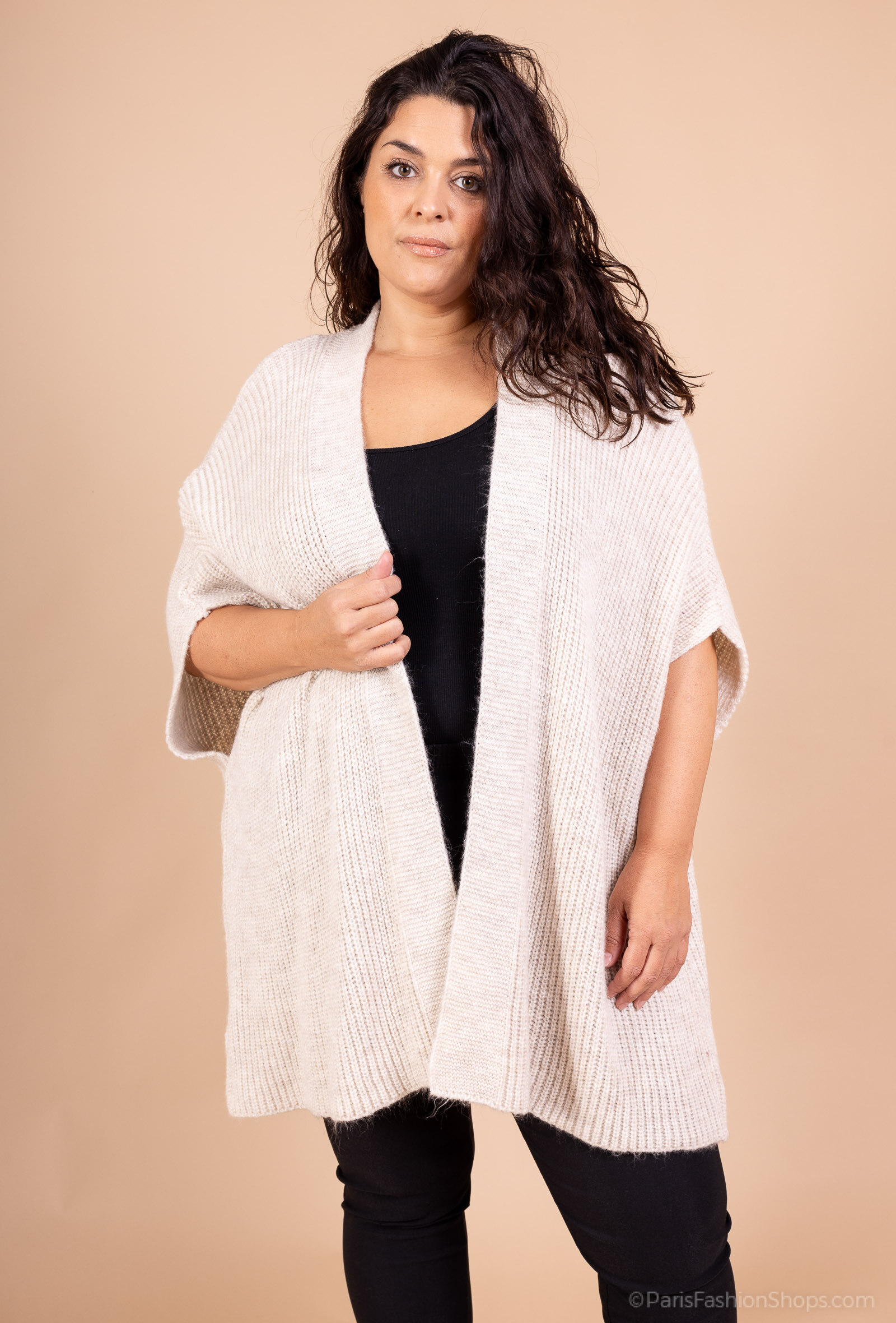 Gilet poncho en maille – Taille unique 46/54, élégance en toute simplicité

Craquez pour ce gilet poncho en grosse maille, une pièce incontournable pour allier style cocooning et allure chic. Sa coupe ample et sa maille épaisse en font un allié idéal pour affronter les journées fraîches avec confort et élégance.

? Maille, douce : Ce poncho est confectionné dans une maille texturée de belle qualité, qui enveloppe le corps sans alourdir la silhouette.

? Coupe ample et fluide :
	•	Taille unique 46/54 : conçue pour convenir aux morphologies généreuses sans marquer les formes
	•	Forme poncho ouverte : facile à enfiler et parfaite pour la superposition
	•	Épaules tombantes : effet cape élégant et confortable
	•	Longueur généreuse : couvrante sans être trop longue, idéale pour les looks du quotidien
LONGUEUR 90 CM

? Style polyvalent : À porter sur un pull fin, une robe ou un chemisier, ce gilet s’adapte à tous vos styles, du casual au plus habillé.

⸻

? Taille unique : convient du 46 au 54
? Coupe poncho ouverte sans fermeture
? Maille extensible
? Idéal pour l’automne, l’hiver ou les soirées fraîches de mi-saison

⸻

? On aime : Son confort absolu et son effet “cocon” qui reste élégant – une pièce facile à porter et à aimer toute la saison.