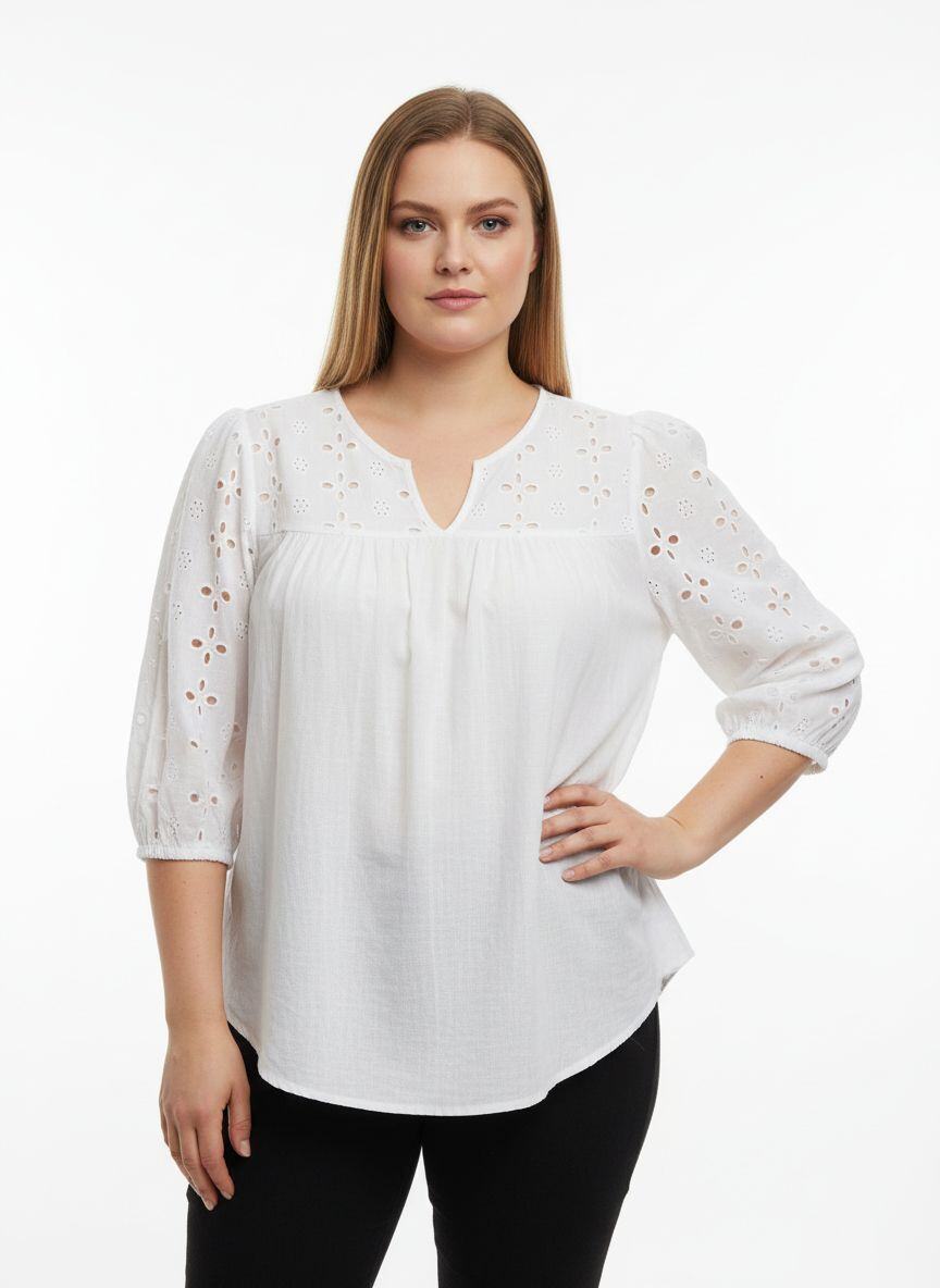 Blouse Beige Broderie Anglaise – Grande Taille Élégante
Tailles disponibles : 46 / 48 / 50 / 52
Longueur : standard – coupe fluide
Description
Offrez à votre dressing une touche de douceur et de raffinement avec cette blouse en broderie anglaise, spécialement conçue pour les grandes tailles. Son col en V discret et ses manches trois-quarts à finition élastique assurent un confort optimal tout en mettant en valeur la silhouette.
Le détail ajouré sur le haut du buste et les manches apporte une élégance subtile, idéale pour un look casual chic ou semi-formel. À associer avec un pantalon ou un jean pour un style naturel et tendance.
Points forts
* 🌿 Broderie anglaise délicate et féminine
* 👚 Col V et manches 3/4 avec finition élastique
* 📐 Tailles incluses : 46 à 52
* 🧵 Coupe fluide et confortable
* 🎯 Parfaite pour les grandes tailles et les looks polyvalents
* Entretien : Lavage à 30°C, repassage doux