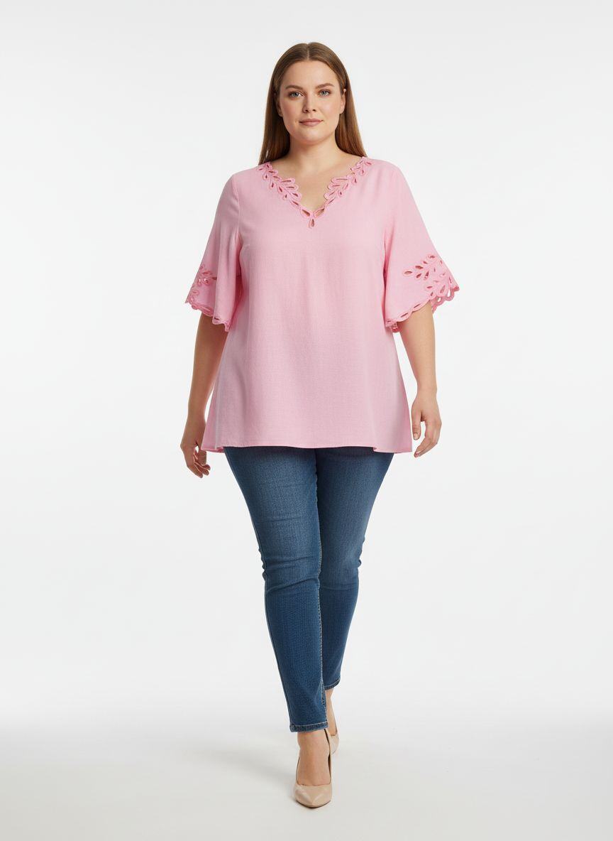 Tunique Grande Taille Élégante LIN COTON – Pack de 4 pièces (Tailles 46/48/50/52)
Optez pour une pièce à la fois chic, confortable et féminine avec cette superbe tunique grande taille. Idéale pour mettre en valeur la silhouette tout en garantissant une aisance maximale, elle deviendra rapidement un incontournable de votre collection.
✔ Design raffiné et féminin
Cette tunique beige se distingue par ses ravissantes découpes brodées au niveau du col en V et des manches. Les motifs ajourés apportent une touche délicate et sophistiquée, parfaite pour sublimer votre tenue au quotidien comme lors d’occasions spéciales.
✔ Coupe flatteuse et confortable
Sa longueur généreuse et sa coupe légèrement évasée offrent un tombé fluide qui met en valeur toutes les morphologies. Les manches mi-longues apportent une couvrance élégante, idéale en toute saison.
✔ Polyvalente et facile à assortir
Association parfaite avec un pantalon, un legging ou un jean, cette tunique permet de composer des looks aussi décontractés que chic.
✔ Pack économique de 4 tailles
Vendu en pack comprenant les tailles 46, 48, 50 et 52.
⸻
Caractéristiques :
• Couleur : beige doux et élégant
• Col : V avec découpes brodées
• Manches : mi-longues avec détails ajourés
• Coupe : longue et fluide
• Tailles incluses : 46 / 48 / 50 / 52 (pack de 4 pièces)
• Matière : LIN COTON tissu léger, doux et agréable à porter
⸻
Une tunique grande taille à la fois tendance, élégante et ultra-confortable — un indispensable pour une garde-robe moderne et féminine !