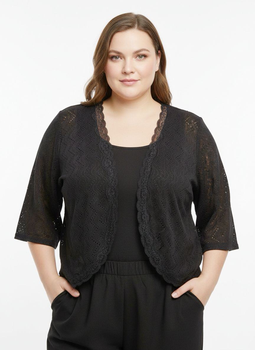 Boléro Grande Taille – Pack de 4 pièces (Tailles 46/48/50/52)
Ajoutez une touche d’élégance à toutes vos tenues avec ce superbe boléro grande taille, spécialement conçu pour sublimer la silhouette tout en garantissant un confort optimal.
✔ Style chic et intemporel
Ce boléro en dentelle ajourée offre une allure raffinée grâce à ses motifs délicats et sa finition festonnée le long de l’ouverture. Sa coupe courte met en valeur la taille et s’associe parfaitement à une robe, un top ou une combinaison.
✔ Confort et aisance
Doté de manches 3/4, il apporte une couvrance légère tout en permettant une grande liberté de mouvement. Son tissu souple et respirant vous accompagne en toute saison.
✔ Idéal pour toutes occasions
Mariages, soirées, cérémonies, bureaux ou looks du quotidien : ce boléro rehausse instantanément n’importe quelle tenue.
✔ Pack économique de 4 pièces
Vendu en pack comprenant les tailles 46, 48, 50 et 52.
⸻
Caractéristiques :
• Matière : dentelle ajourée souple et agréable
• Manches : 3/4
• Coupe : courte, ouverte sans fermeture
• Tailles incluses dans le pack : 46 / 48 / 50 / 52
• Couleur DISPONIBLES : en noir ou en blanc intemporel
• Vendu par pack de 4 pièces
⸻
Ce boléro grande taille est un indispensable pour compléter une tenue avec élégance et modernité. Un modèle polyvalent, féminin et facile à assortir !