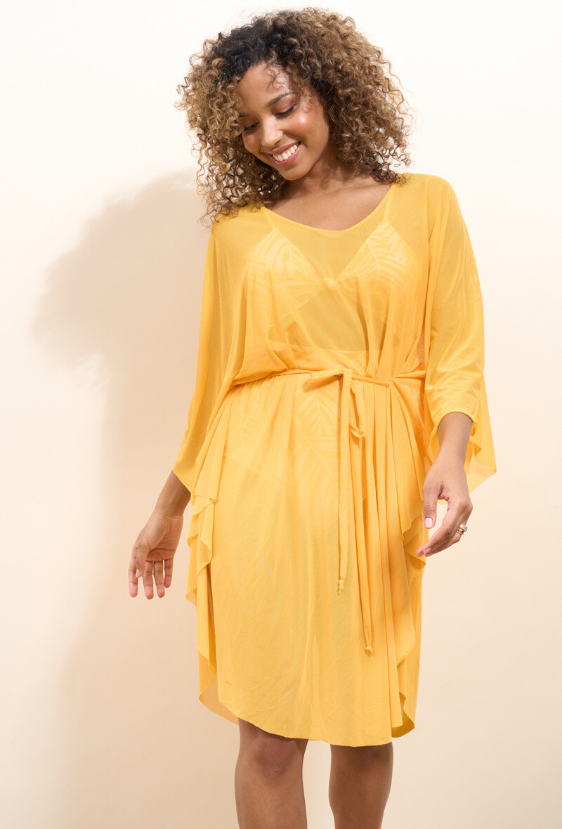 The Kimono Cover Up Paisley Semi Transparent brings bohemian vibes to your days at the beach! Its short sleeves and its semi-transparent fabric create a light and airy sensation, perfect for being bunk on your swimsuit.