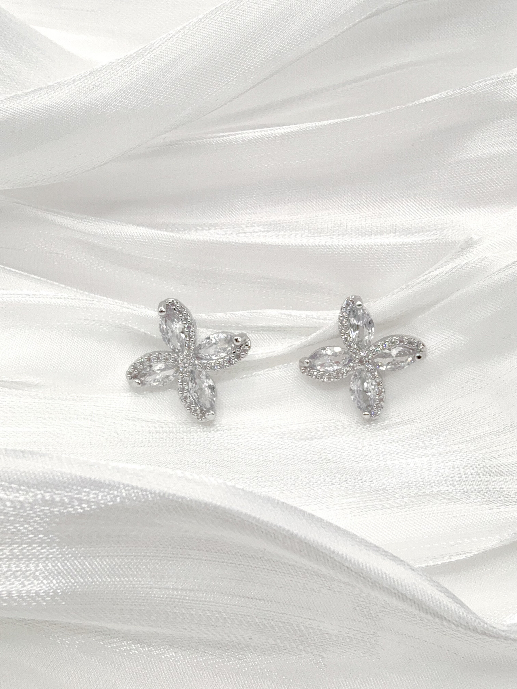 Mayorista H&T Bijoux - Pendientes de cobre y circones.