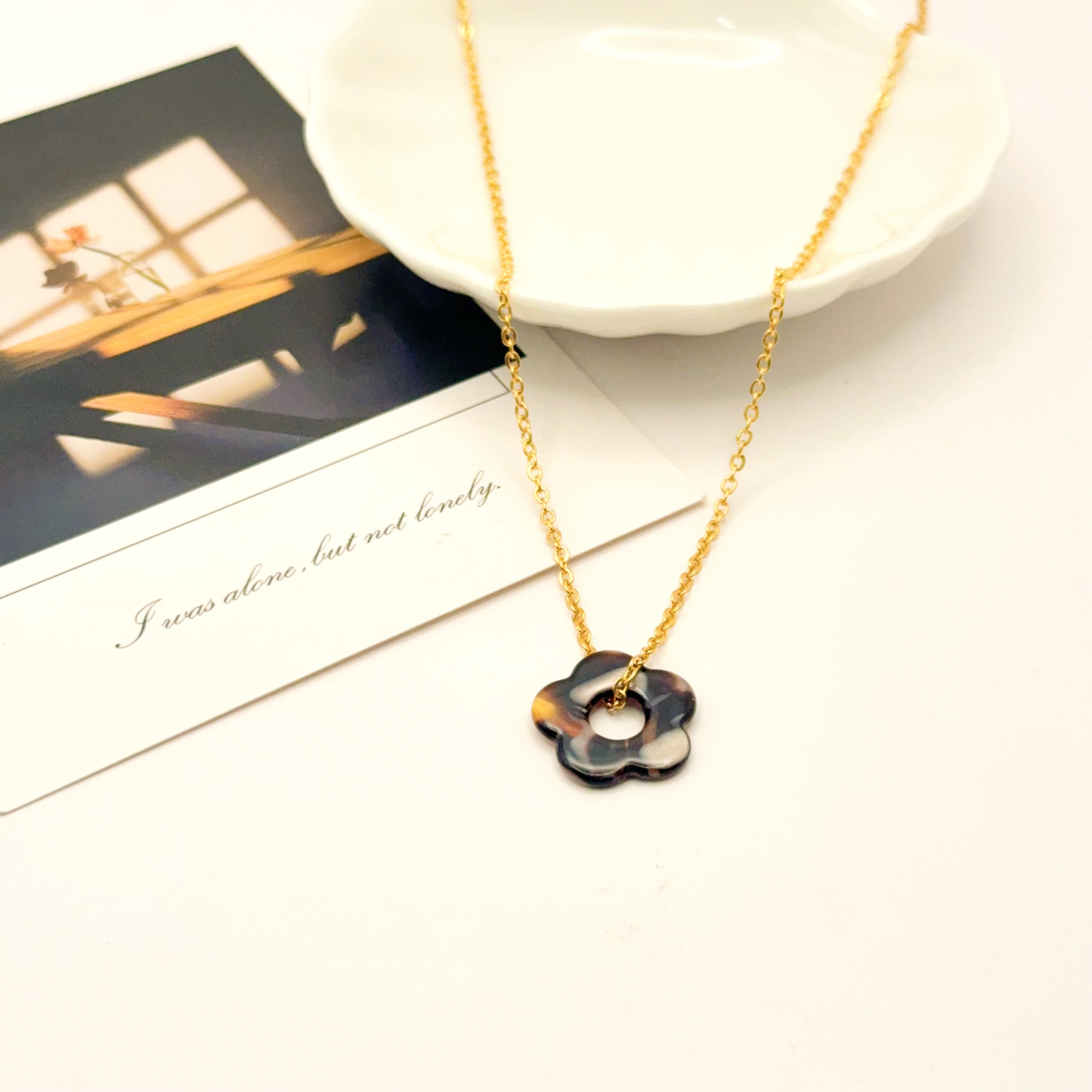 Grossiste H&T Bijoux - Collier pampille fleur en résine