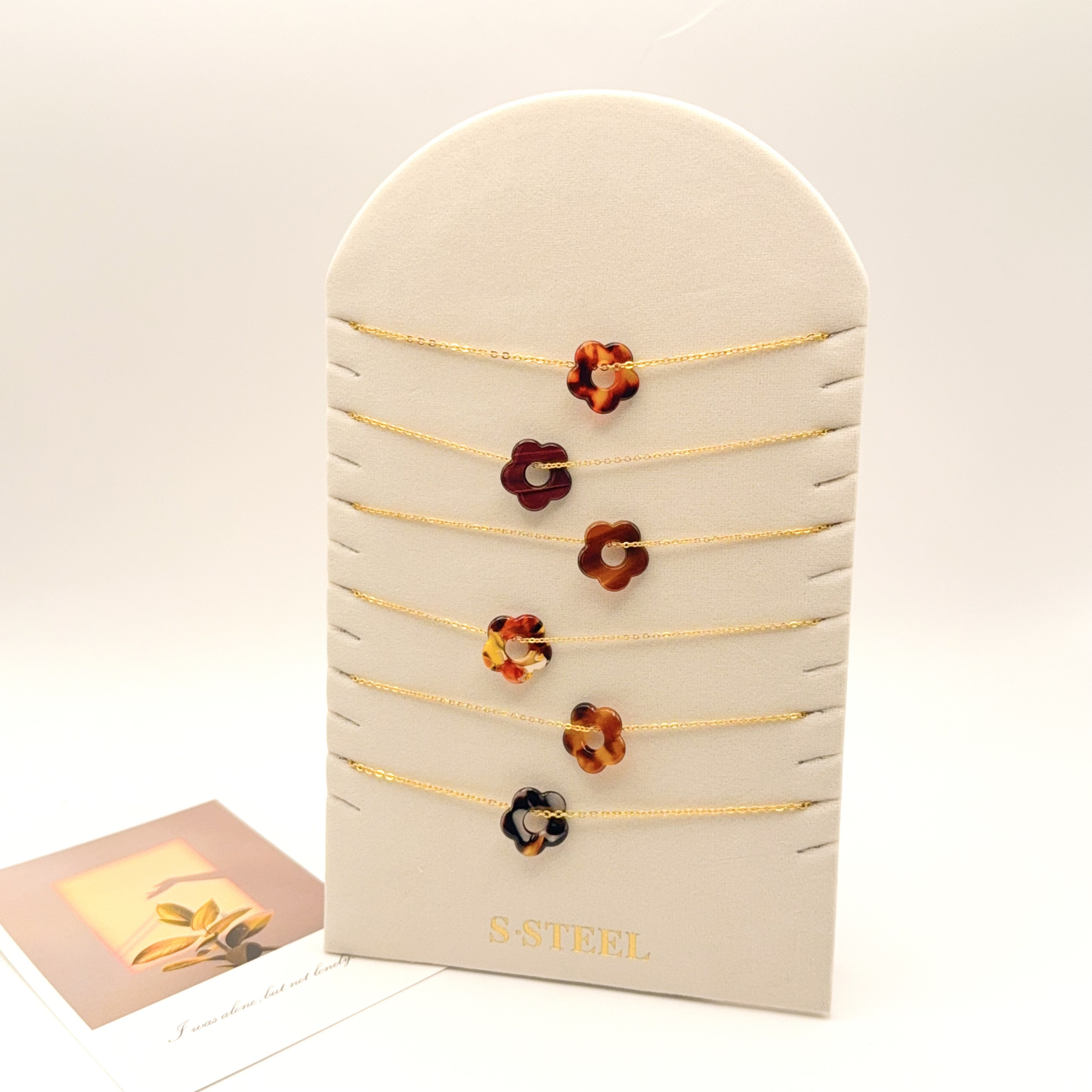Grossiste H&T Bijoux - Lot de 6 pcs collier pampille fleur en résine avec présentoir