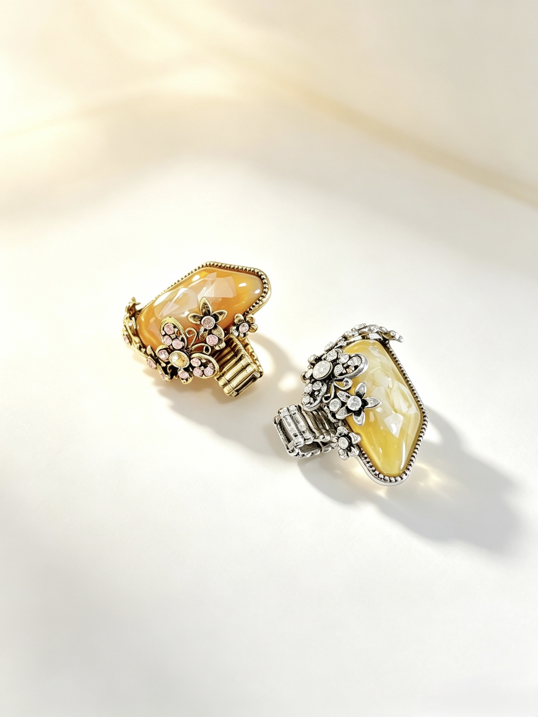 Wholesaler HANA BIJOUX - Stretch Ring with Amber-Colored Stone and Vintage Floral Design