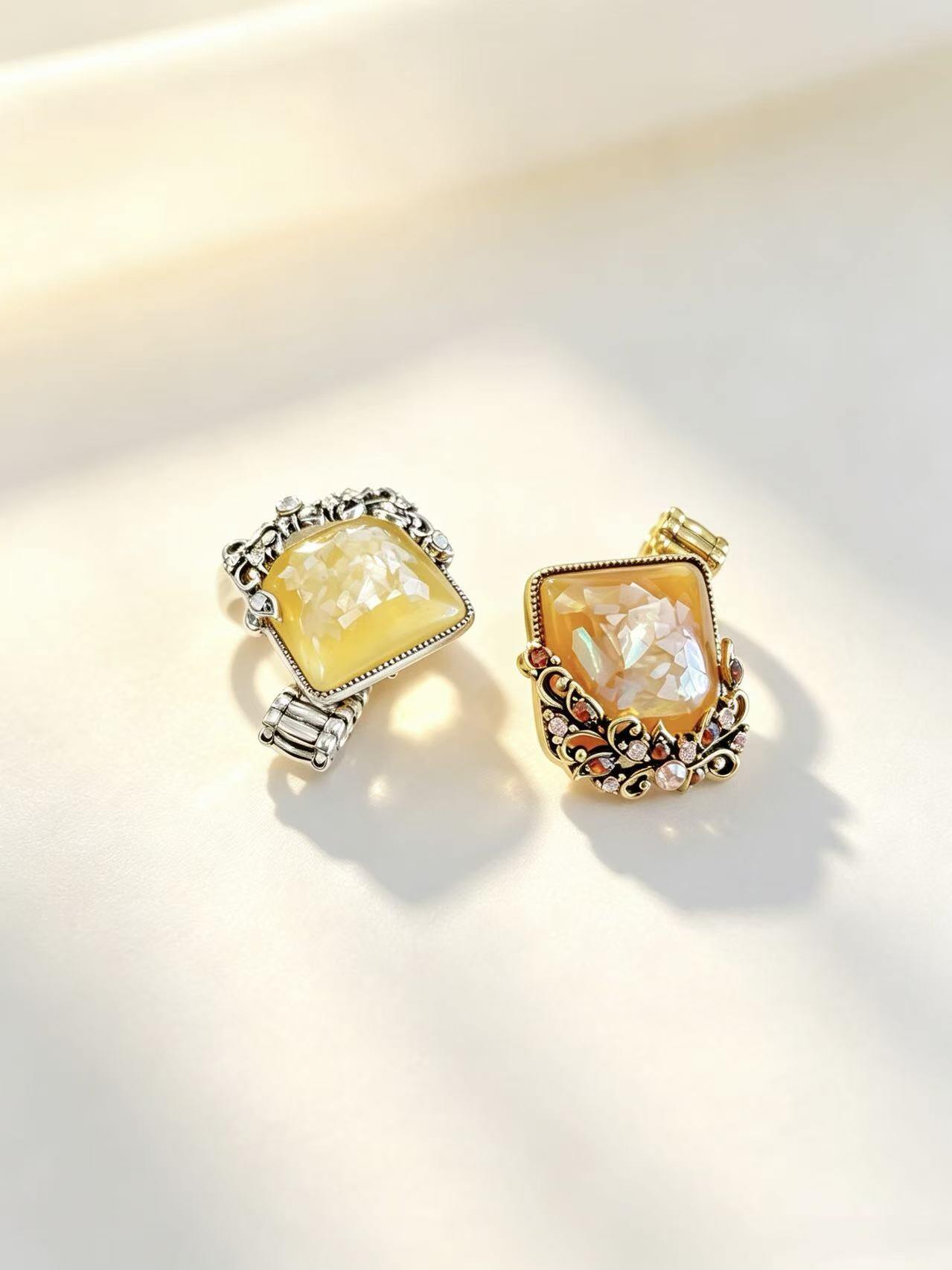 Wholesaler HANA BIJOUX - Elastic ring with amber-colored stone and vintage floral design