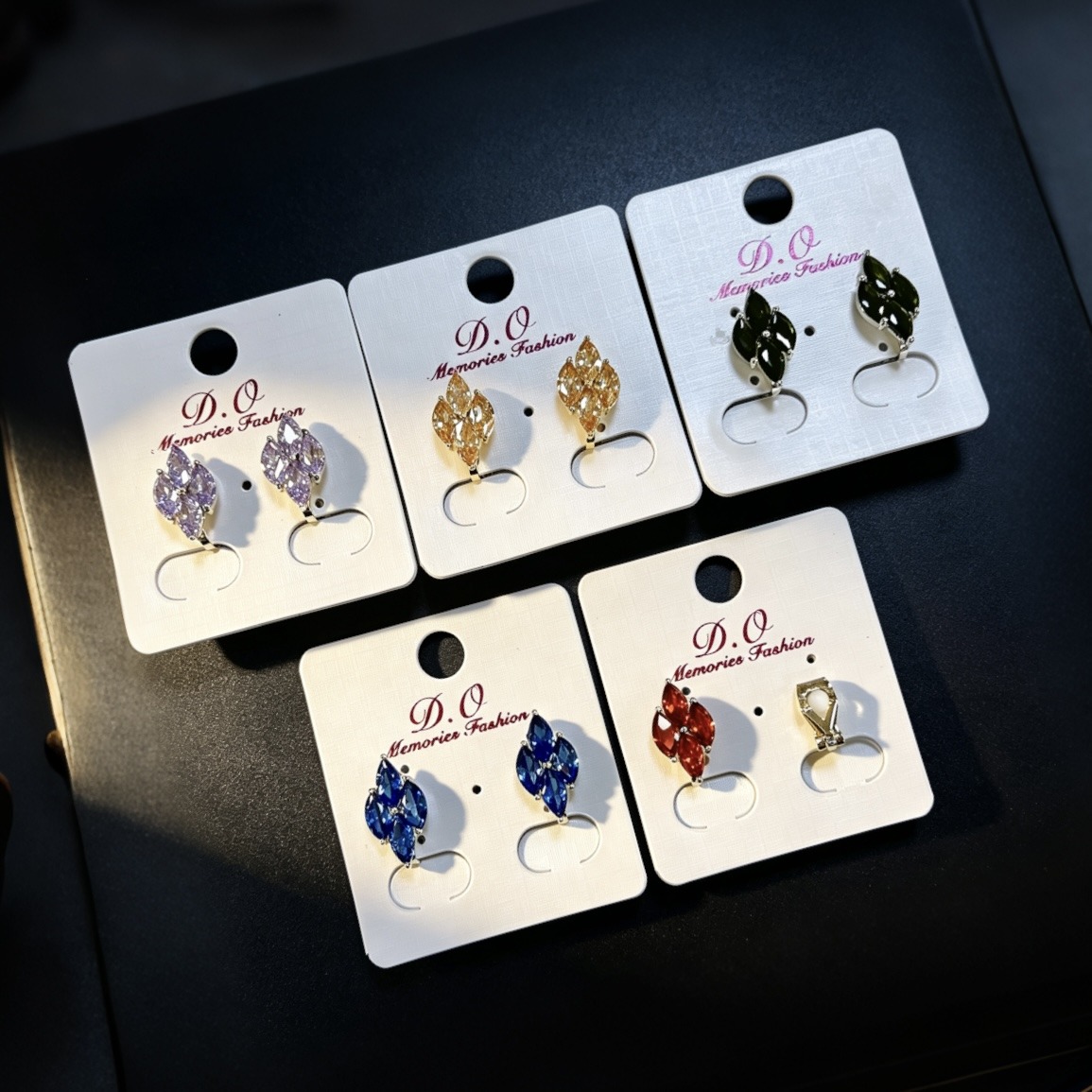 Wholesaler HANA BIJOUX - Diamond-shaped clip-on earrings