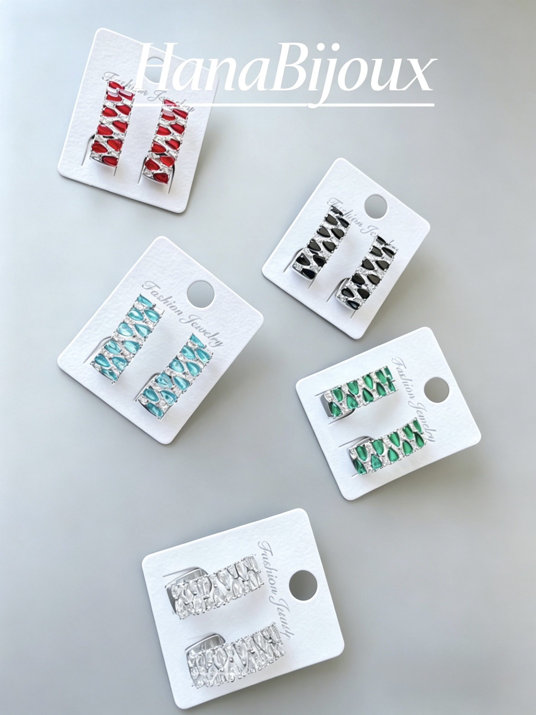 Mayorista HANA BIJOUX - Pendientes estilo huggie (o dormilona) en plata cubiertos con un pavé de circonitas de colores.