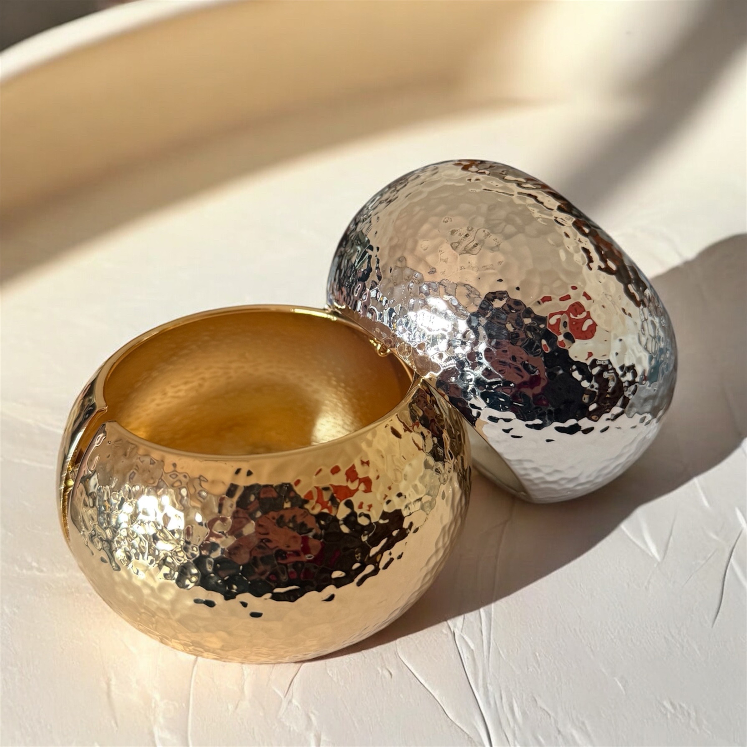 Mayorista HANA BIJOUX - Brazaletes rígidos de alta gama con superficie martillada.