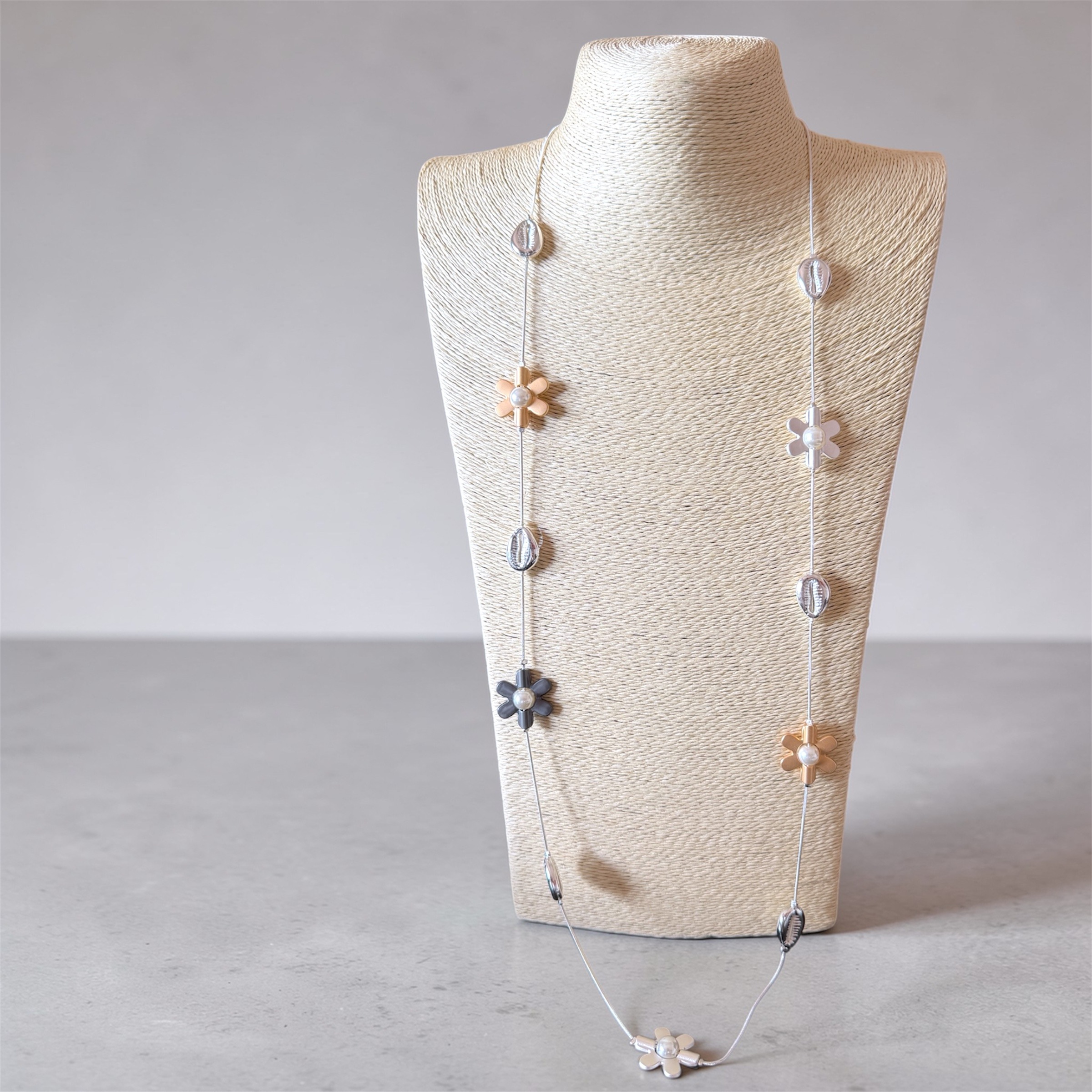 Mayorista HANA BIJOUX - Collar largo estilo boho con colgantes en forma de flor.