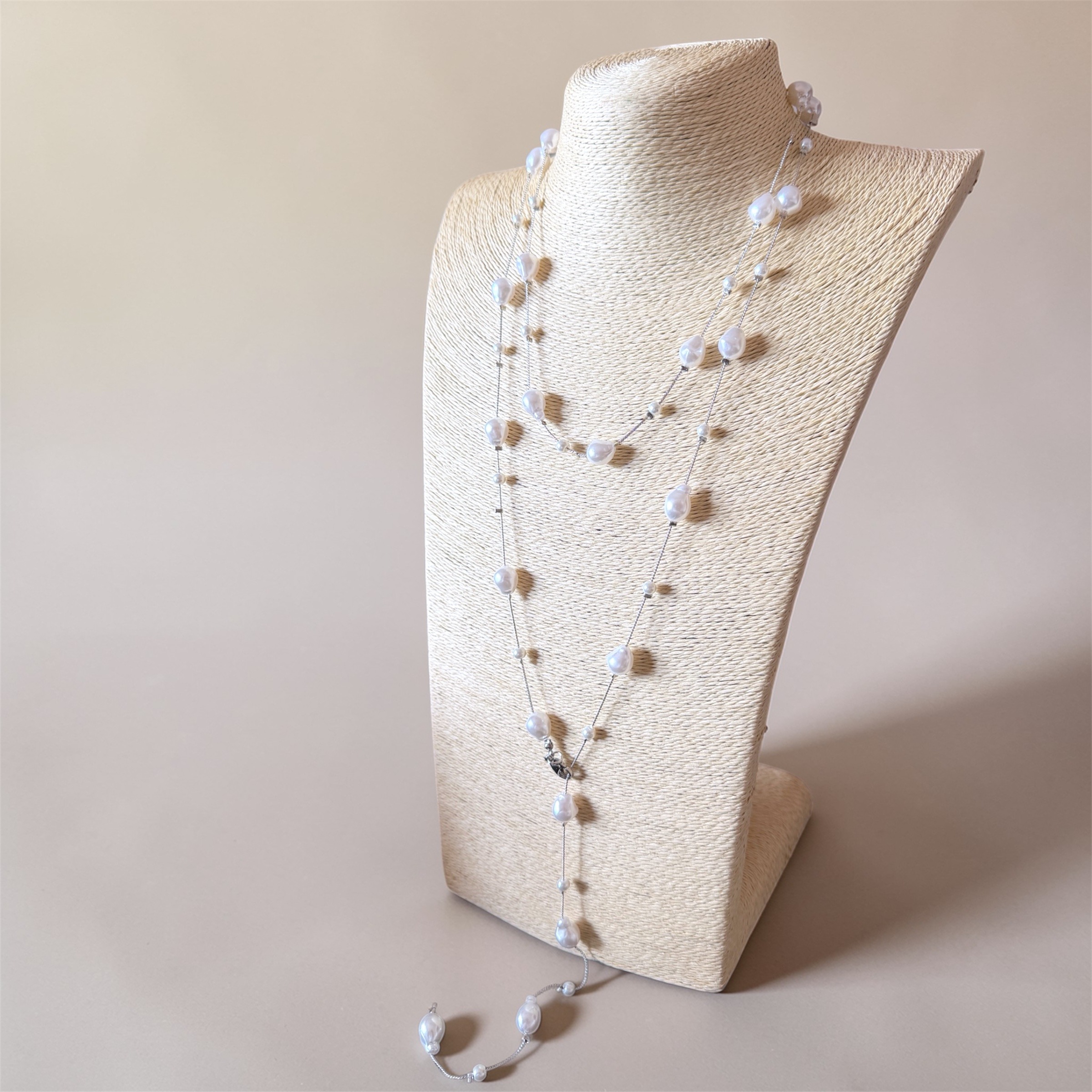 Mayorista HANA BIJOUX - Collar de múltiples hilos con perlas barrocas y colgante de gota.
