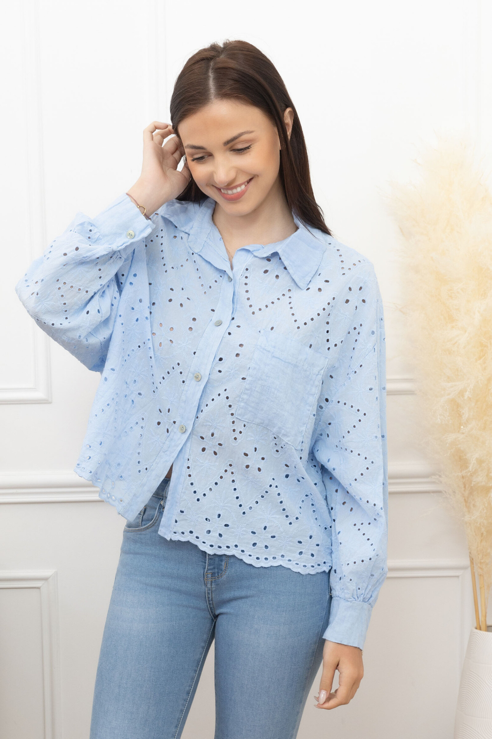 Grossiste Happy Look - Chemise Courte en Broderie Anglaise avec Finition en Lin - Élégance Décontractée