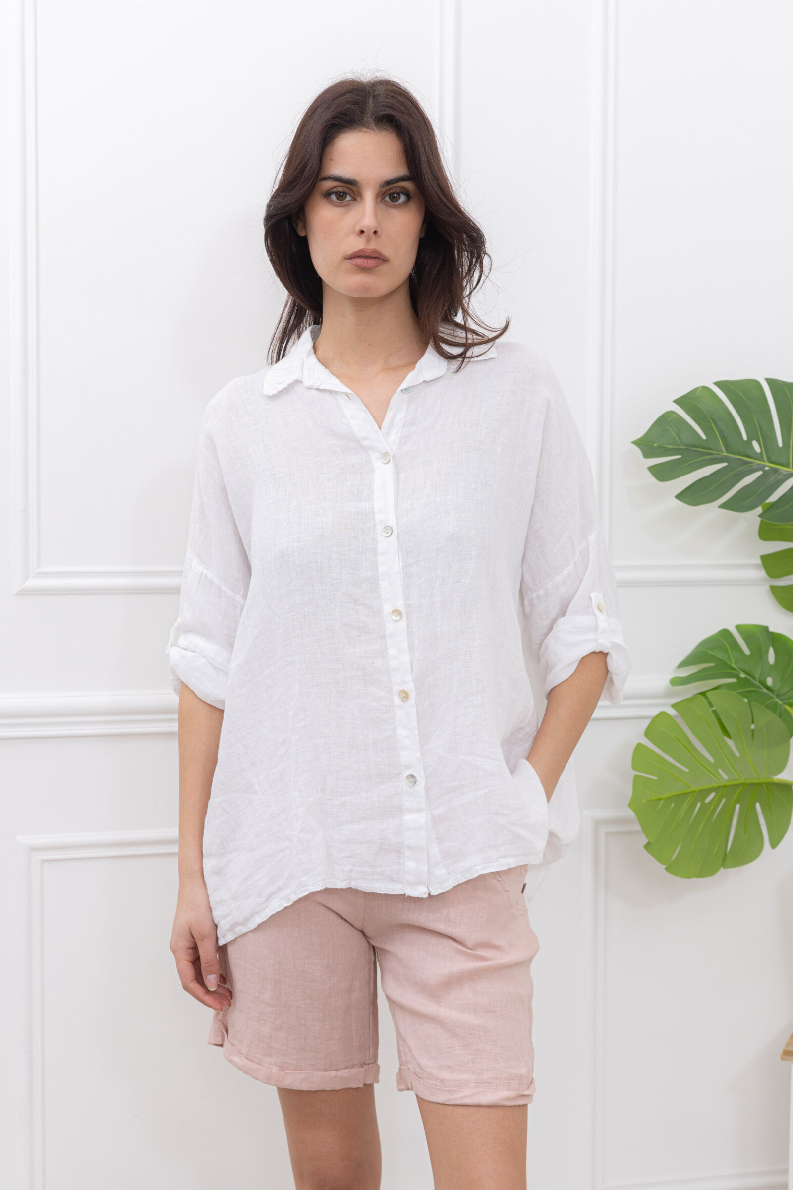 Loose linen shirt with roll-up sleeves. One size 38-44 (M-XXL)