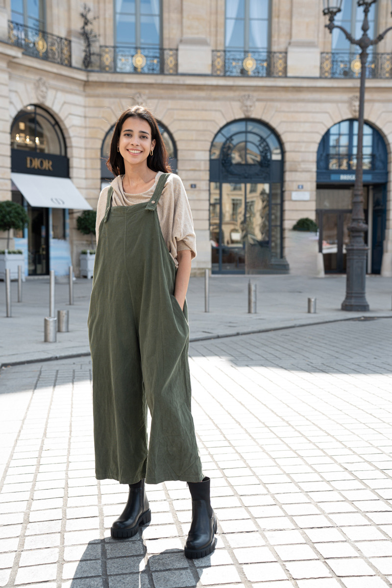 Optez pour un look tendance et confortable avec cette salopette en velours côtelé, parfaite pour l'automne, l’hiver et le printemps. Fabriquée dans une matière douce et chaude, elle associe style rétro et praticité grâce à ses poches latérales fonctionnelles et sa coupe décontractée. À porter seule ou avec un t-shirt, un pull ou un col roulé pour un look urbain, casual ou bohème. Caractéristiques principales : Matière : Velours côtelé de qualité, doux, chaud et respirant Design : Salopette longue avec bretelles réglables Coupe : Décontractée, ample pour un confort optimal Poches latérales pratiques pour téléphone, clés ou accessoires Style : Casual, vintage, streetwear, bohème ou workwear Facile à associer : Idéale avec t-shirts, pulls, chemises ou baskets Taille; unique standard 38/44