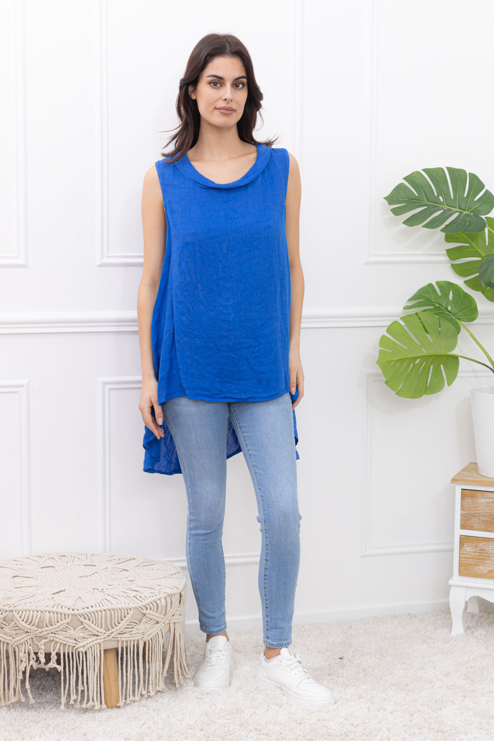 Natural elegance and summer comfort combine in this flax tank top, fluid and light, perfect for sunny days. Its hose collar brings a sophisticated touch while the soufflé in the back offers a beautiful amplitude and an aerial appearance.
? Model details:
100 % linen, breathable and eco-responsible material
Flexible and flattering housing collar
Slightly blown back for a fluid and feminine fall
Ample and comfortable cut
Careful finishes, delicate hems