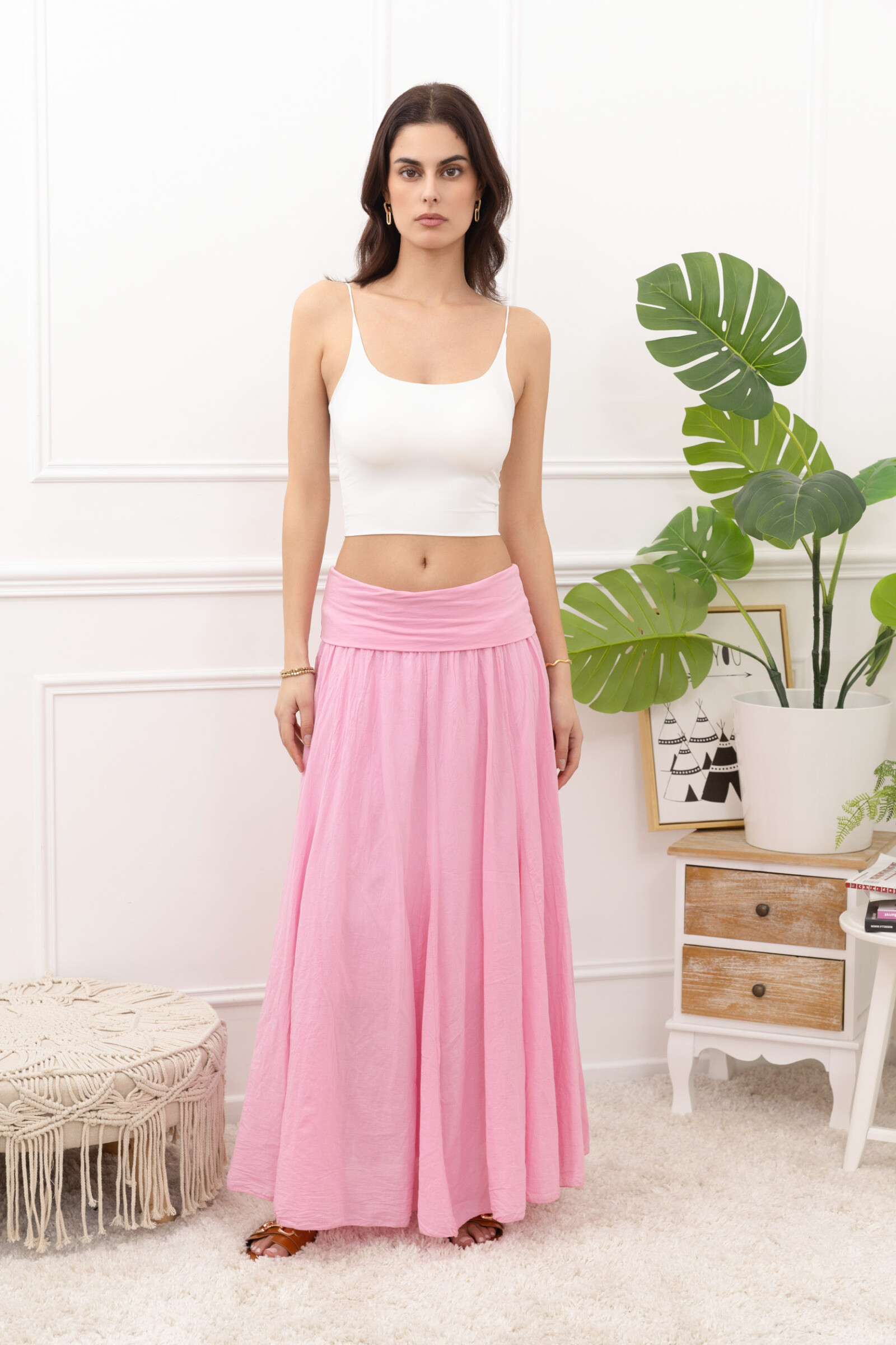 Complete comfort and femininity with this long cotton sail skirt, with a fluid and aerial fall. Its elastic size gently adjusts to your silhouette for a comfortable wear, while its integrated lining ensures perfect opacity.

? Model details:

Light and breathable cotton sail
Elastic size for a constraint support
Long and fluid cut for a chic bohemian effect
Sweet cotton lining for optimal comfort
Neat finishes