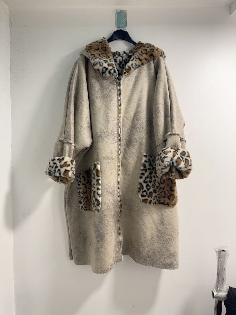 Grossiste Happy Look - Manteau Long en Fausse Fourrure avec Capuche – Motif Léopard, Fermeture, Manches Longues & Poches