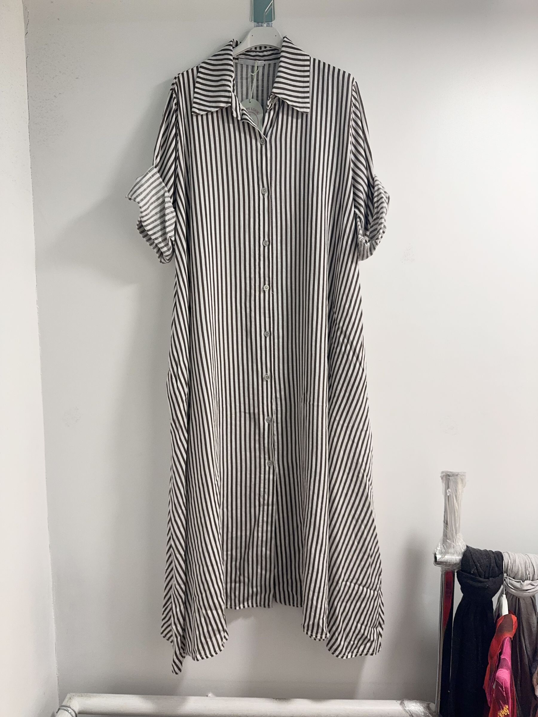 Grossiste Happy Look - Robe Chemise Longue en Lin Rayé – Élégance Naturelle & Confort Estival