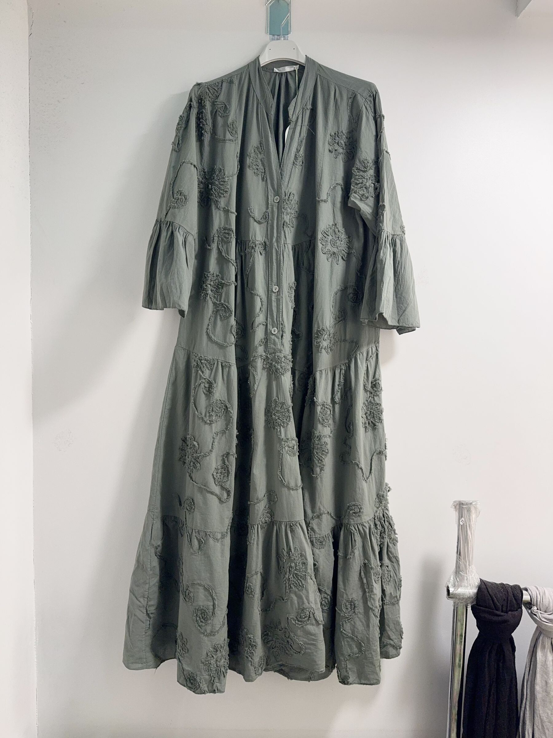 Großhändler Happy Look - Maximales Baumwollschleierkleid mit 3D -Stickerei