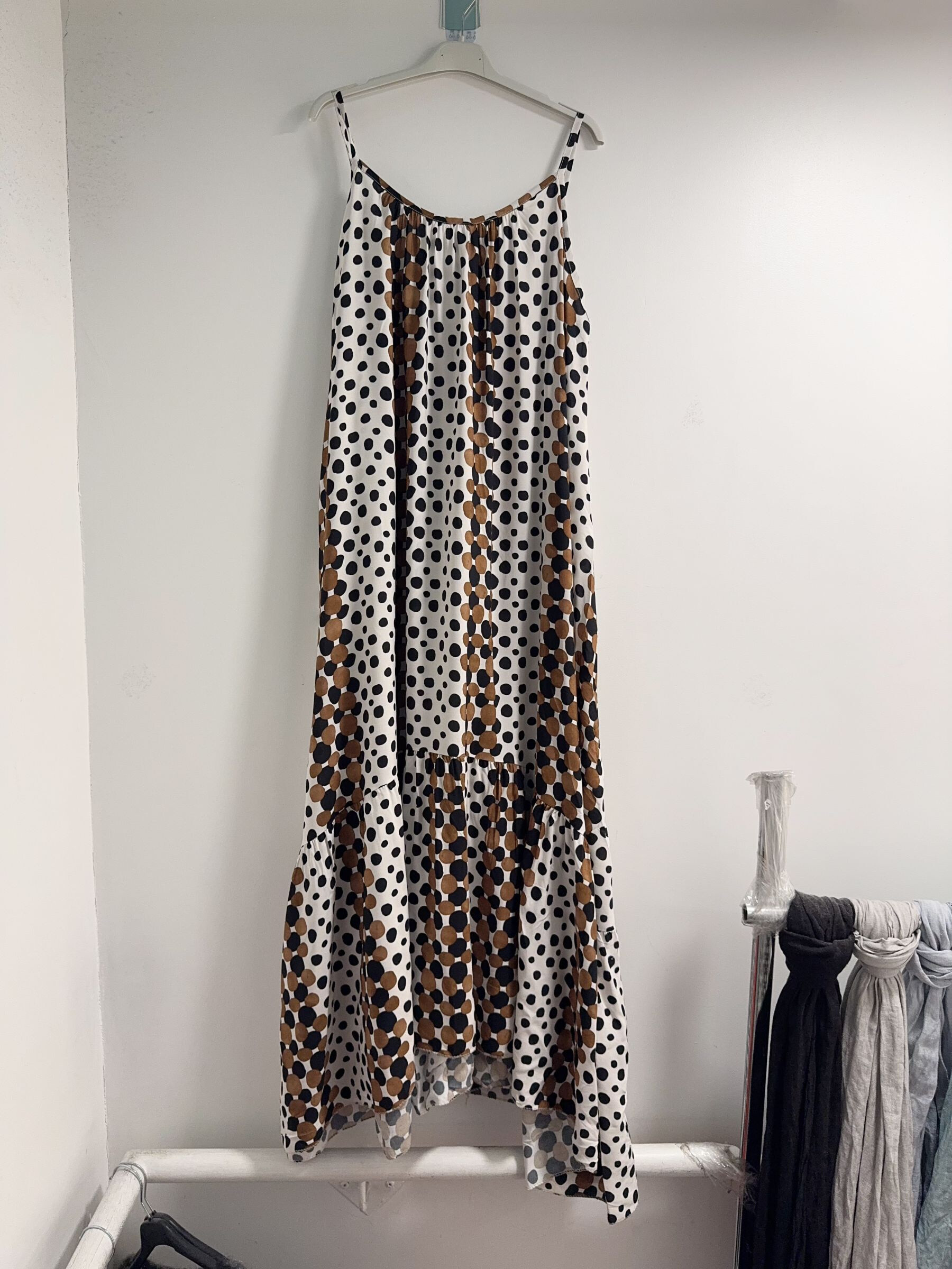 Großhändler Happy Look - Langes Trägerkleid aus bedruckter Viskose - Eleganz und Komfort für den täglichen Gebrauch