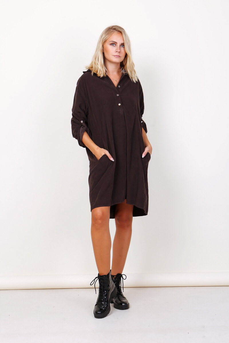 Apportez une touche d'élégance décontractée à votre garde-robe avec cette robe en velours côtelé à la coupe chemise. Confortable et stylée, elle se porte aussi bien au quotidien qu’en sortie.
Matière douce et chaude : Confectionnée en velours côtelé de qualité, cette robe est idéale pour la mi-saison et l’hiver. Elle offre un tombé structuré tout en restant confortable à porter.
Design chic et pratique : Avec son col chemise classique, ses manches longues retroussables grâce à une patte de boutonnage, et sa longueur genoux flatteuse, elle s’adapte à tous les styles – à porter avec des bottines, des baskets ou des talons.
Fonctionnelle avec poches : Dotée de poches latérales pratiques, cette robe allie style et utilité au quotidien.
Coupe flatteuse : Sa coupe droite légèrement ajustée convient à toutes les morphologies et met en valeur la silhouette sans trop en faire.
Taille; unique standard 38/44