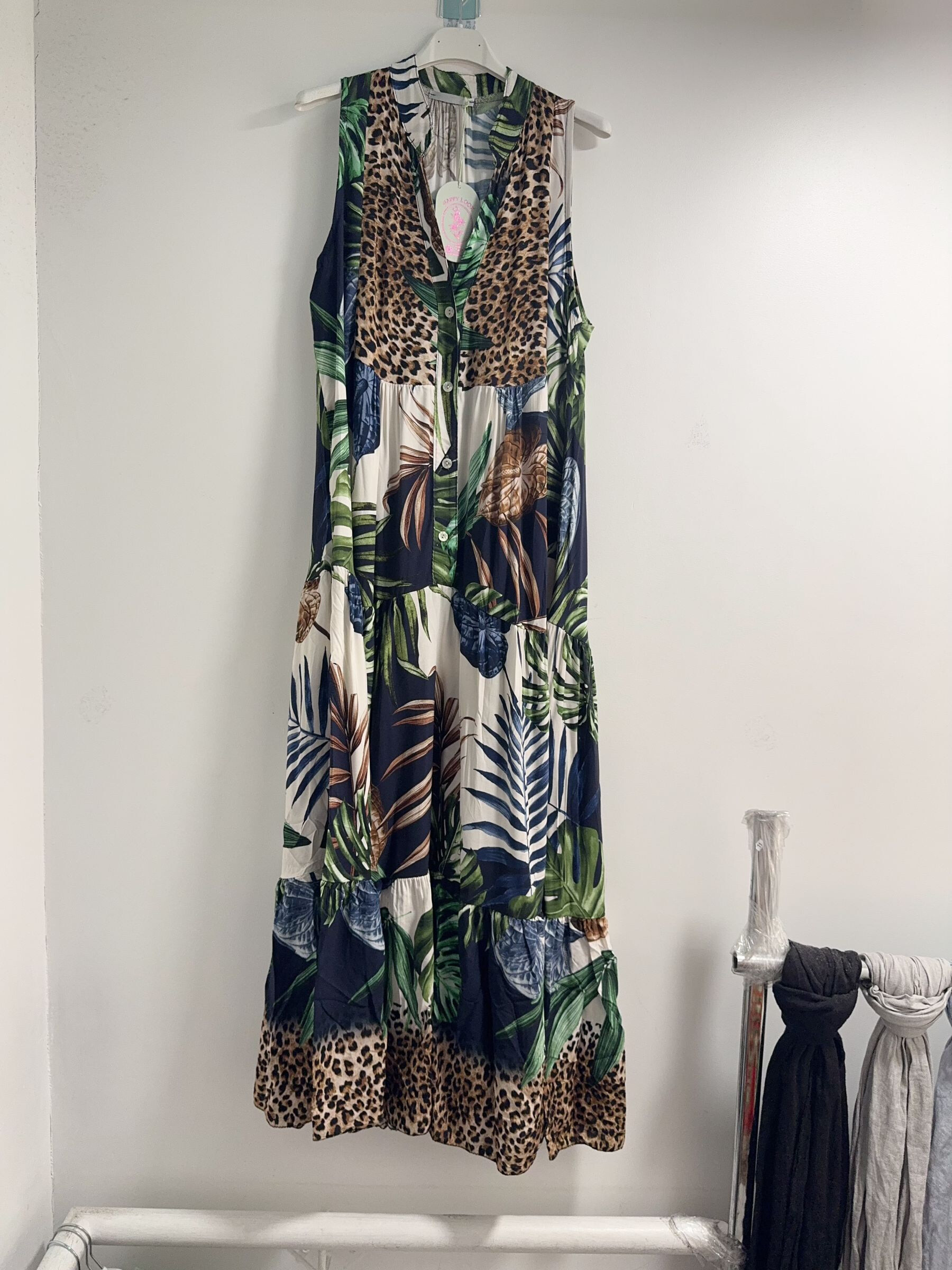 Immerse yourself in the summer mind with this long, light viscose dress, sublimated by a delicate flowery print. Its fluid cut and its frills give it a romantic and feminine look, ideal for sunny days or summer evenings.

Model details:

Soft and fluid material: 100 % viscose
Long, flared and fluid cut
Floral print in soft and bright colors
Sleeveless, ideal for the hot season
Air -flywheel for a moving silhouette
Neck