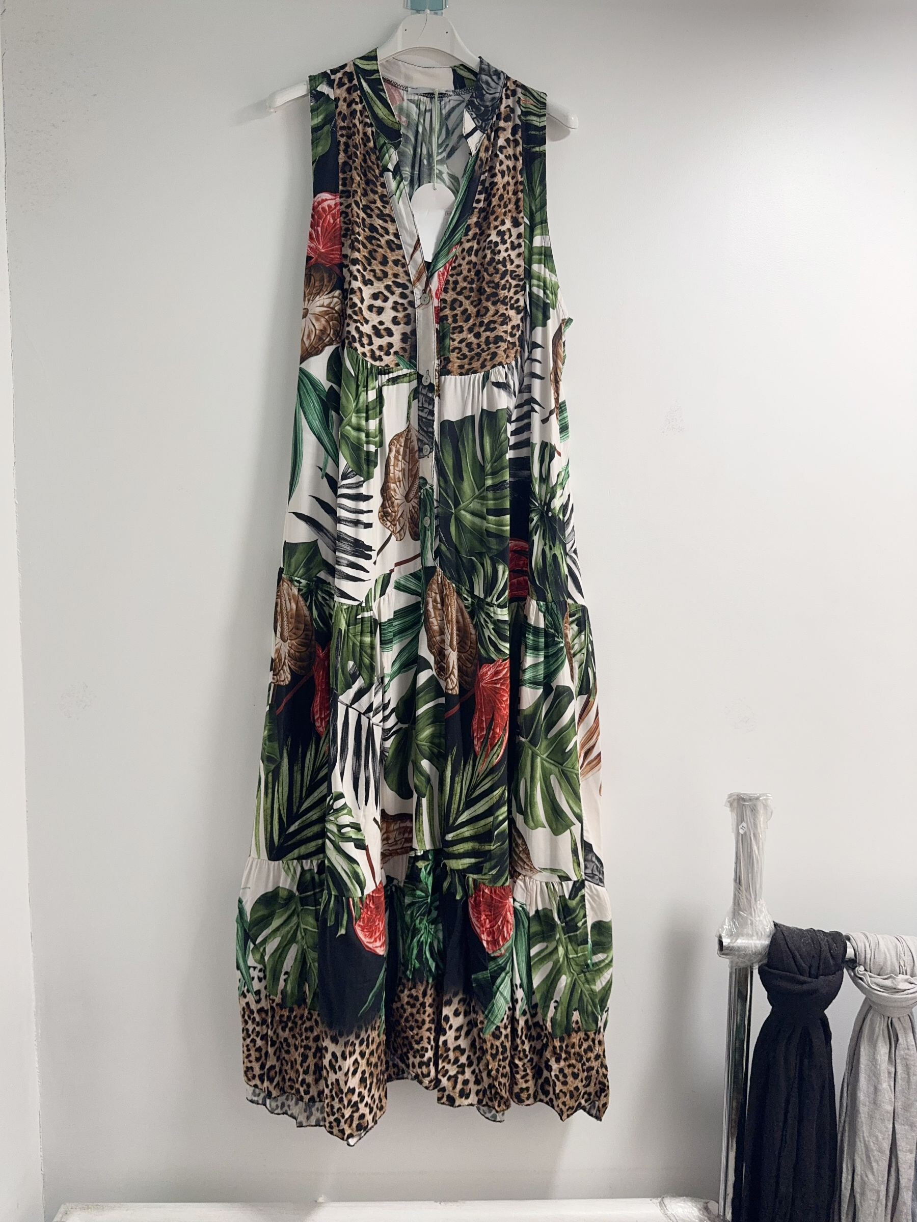 Grossiste Happy Look - Robe longue à volants en viscose imprimée – Sans manches