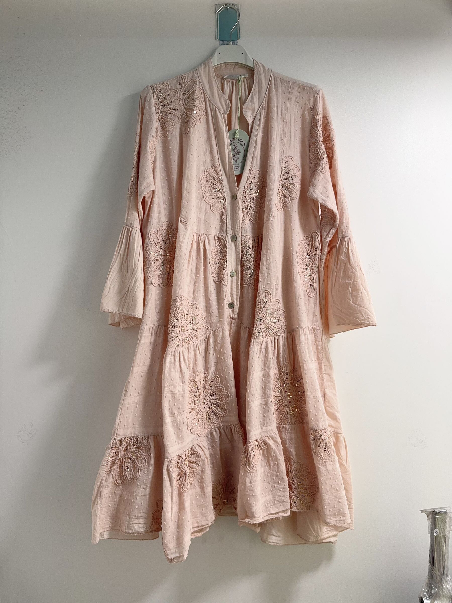 Grossiste Happy Look - Robe longueur genoux avec broderie et sequins