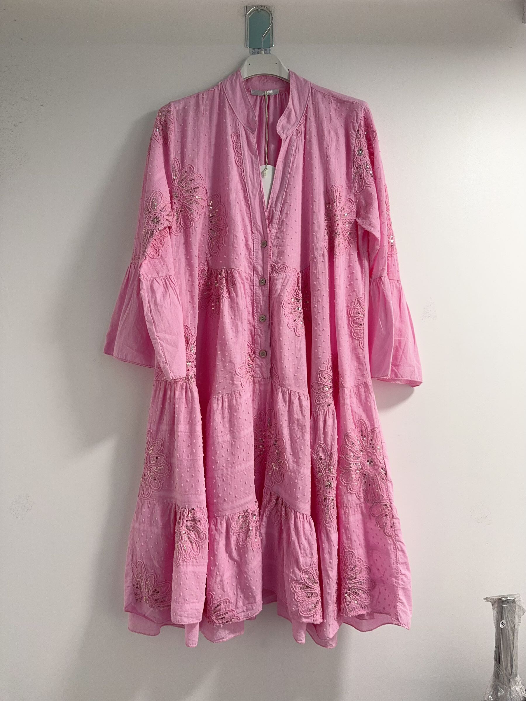 Grossiste Happy Look - Robe longueur genoux avec broderie et sequins