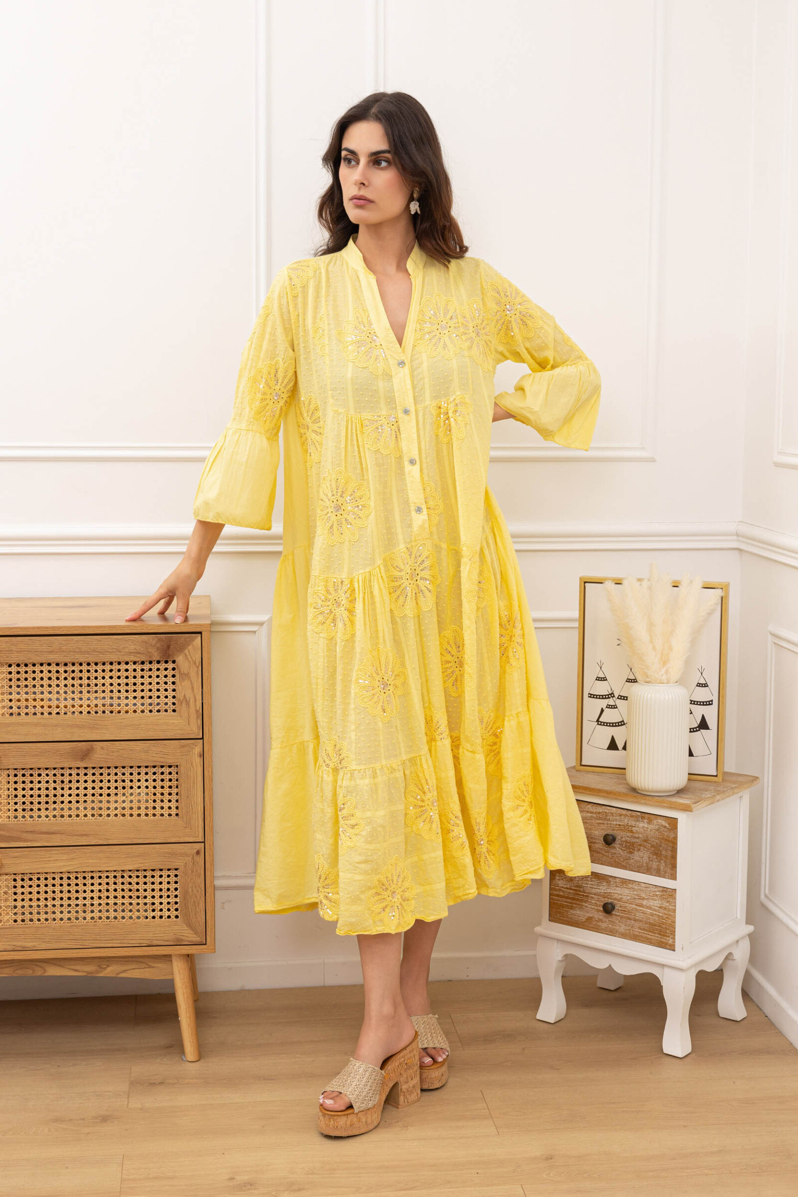 Grossista Happy Look - Abito lungo con volant in voile di cotone ricamato e paillettes