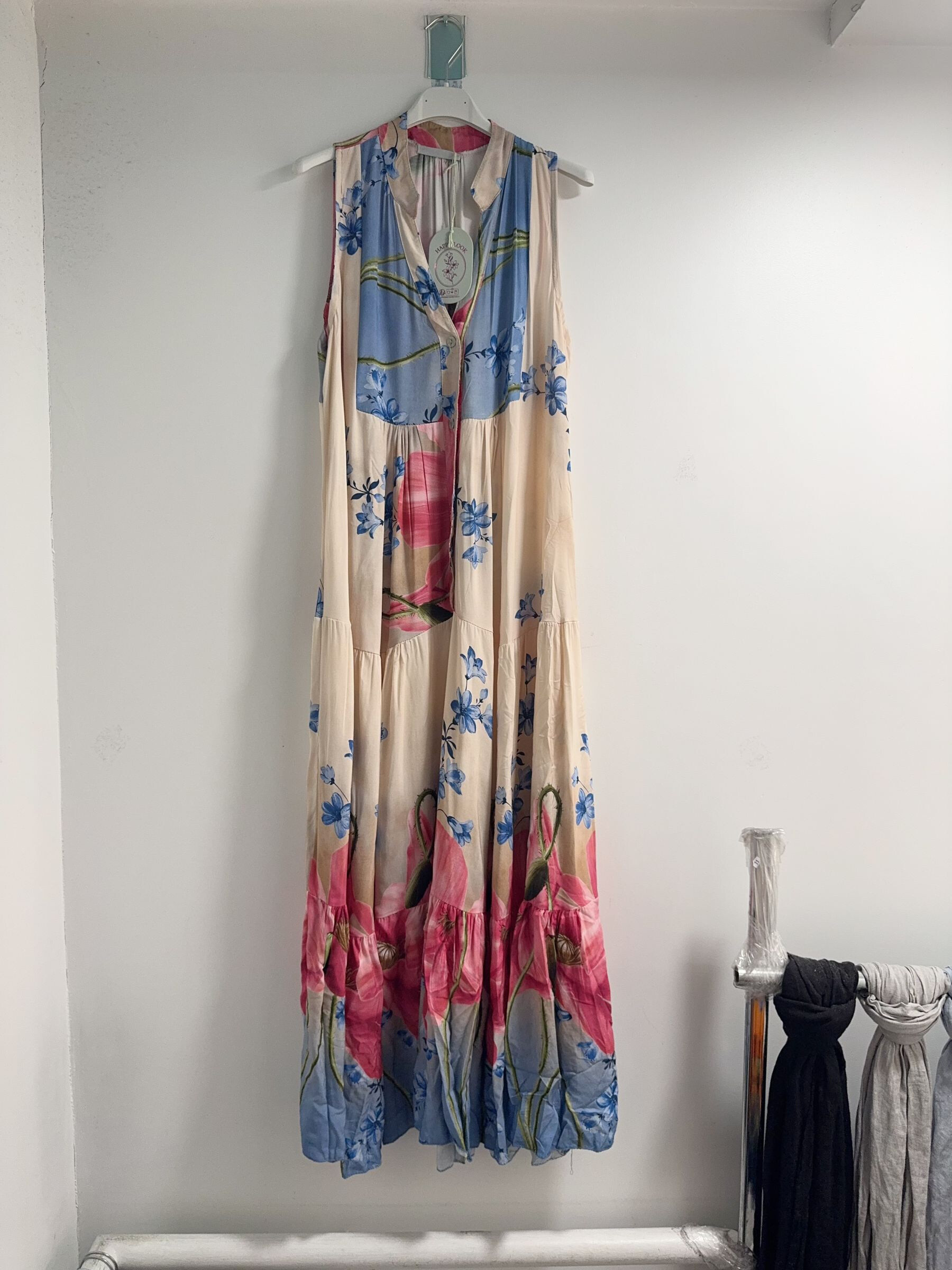 Immerse yourself in the summer mind with this long, light viscose dress, sublimated by a delicate flowery print. Its fluid cut and its frills give it a romantic and feminine look, ideal for sunny days or summer evenings.

Model details:

Soft and fluid material: 100 % viscose
Long, flared and fluid cut
Floral print in soft and bright colors
Sleeveless, ideal for the hot season
Air -flywheel for a moving silhouette
Neck