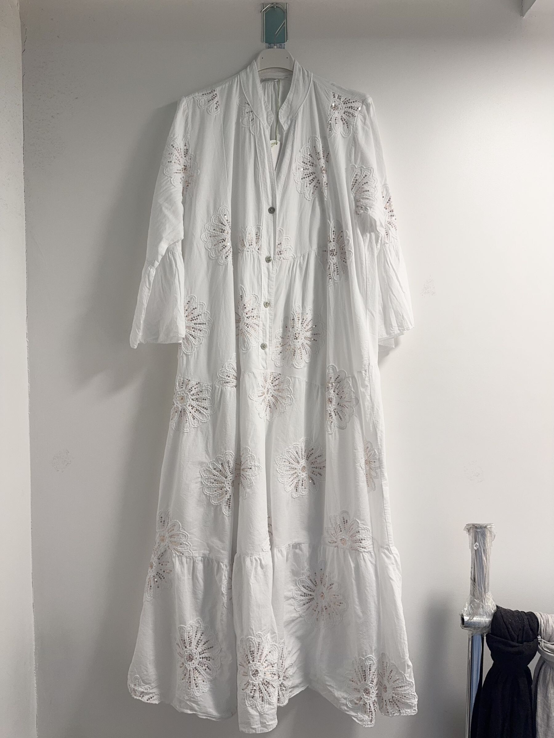 Let yourself be seduced by the bohemian elegance of this long dress in embroidered cotton, delicately decorated with sparkling sequins. Light and fluid, it is perfect for sunny days as for more dressed summer evenings.
Refined details:
Mao collar for a chic and modern touch
Slightly puffy 3/4 sleeves,
Flying on the skirt, for a female and air silhouette
Fine embroidery and elegant transparency games
Discreet sequins that subtly capture light