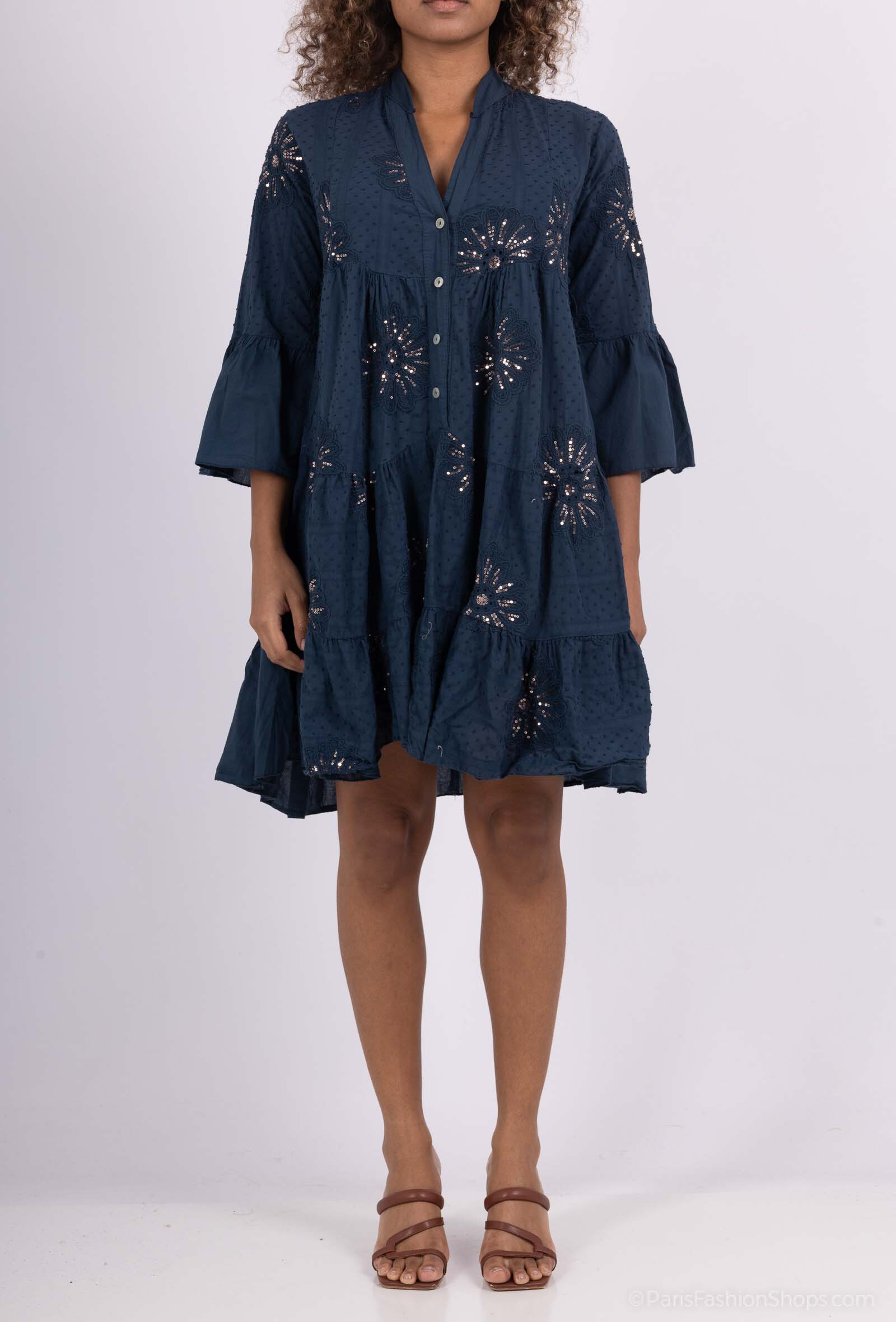Sublimate your silhouette with this mid-length cotton veil dress, a real concentrate of lightness and femininity. 
The dress is delicately decorated with flywheels over its entire length, adding a fluid and graceful dimension to each movement. Refined embroidery on ruffles and subtle sequins bring a touch of elegant shine, ideal for a special occasion or a chic and relaxed look.
With its delicate collar and light sleeves, this mid-length dress perfectly combines modernity and tradition. 

Features :
Material: Light and soft cotton sail
Details: Flying embroidered on the whole dress, adorned with sequins for a subtle shine
Cup: mid-length, fluid and air for a slender silhouette
Sleeping: light and discreet, bringing a touch of femininity
Collar: delicate and elegant, ideal for a refined look
Available in standard single size from 38 to 44 (M-XXL)