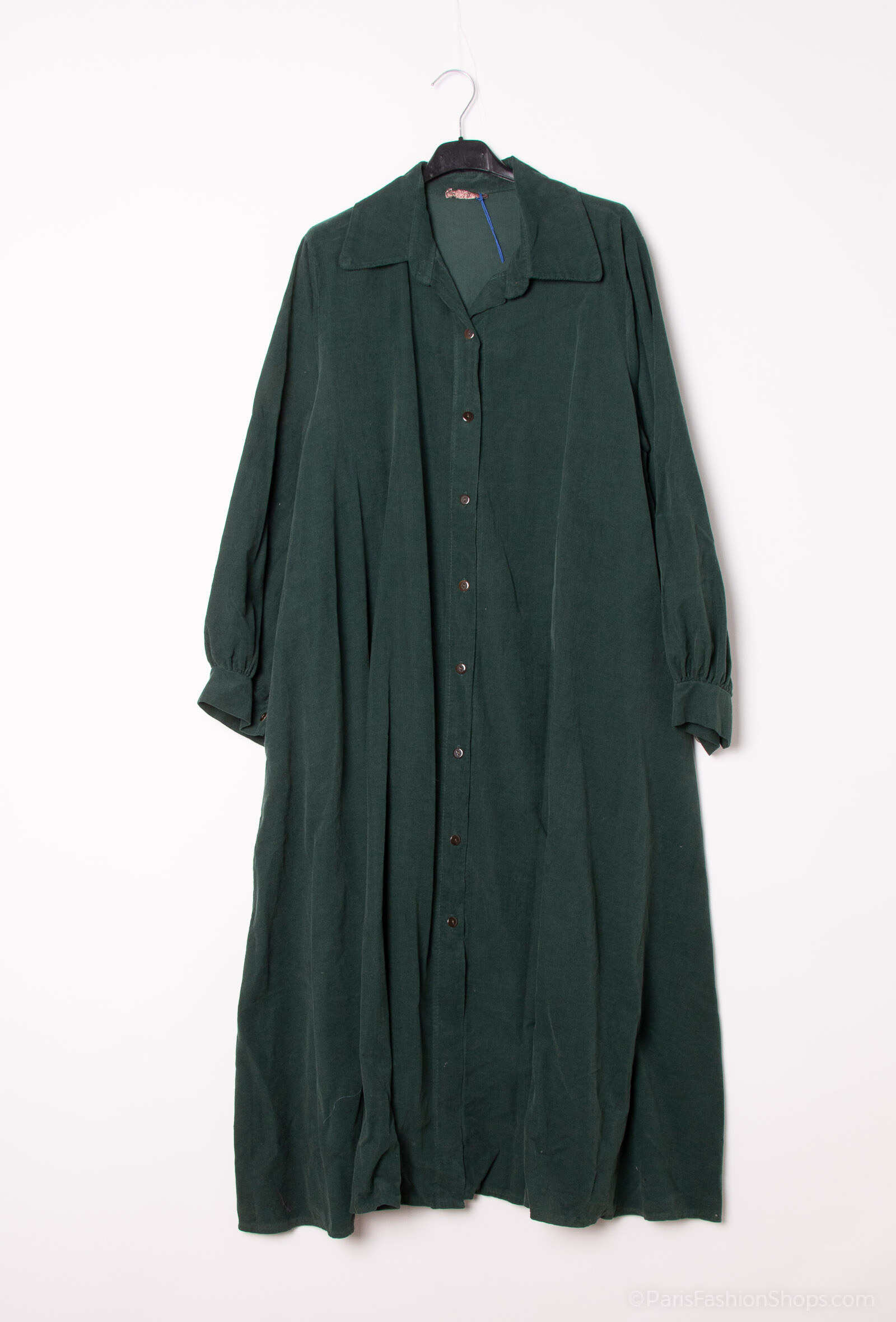 Laissez-vous séduire par cette robe chemise longue en velours côtelé, au tombé fluide et à la coupe évasée qui allonge la silhouette. Conçue pour allier style et confort, elle se distingue par son tissu en velours doux, sa fermeture boutonnée sur le devant, ses manches longues structurées, et ses poches latérales pratiques. Parfaite pour la mi-saison ou les journées plus fraîches, elle se porte aussi bien avec des bottines qu’avec des baskets pour un look bohème ou casual chic.
 Caractéristiques produit :
Matière : Velours côtelé doux, chaud et texturé
Coupe : Longue et évasée pour un confort optimal et un effet fluide
Fermeture : Boutonnée sur toute la longueur (style chemise)
Manches : Longues avec poignets boutonnés
Col : Chemise classique
Poches : 2 poches latérales discrètes
Style : Bohème chic, rétro, casual élégant
Tailles disponibles : unique standard 38/44